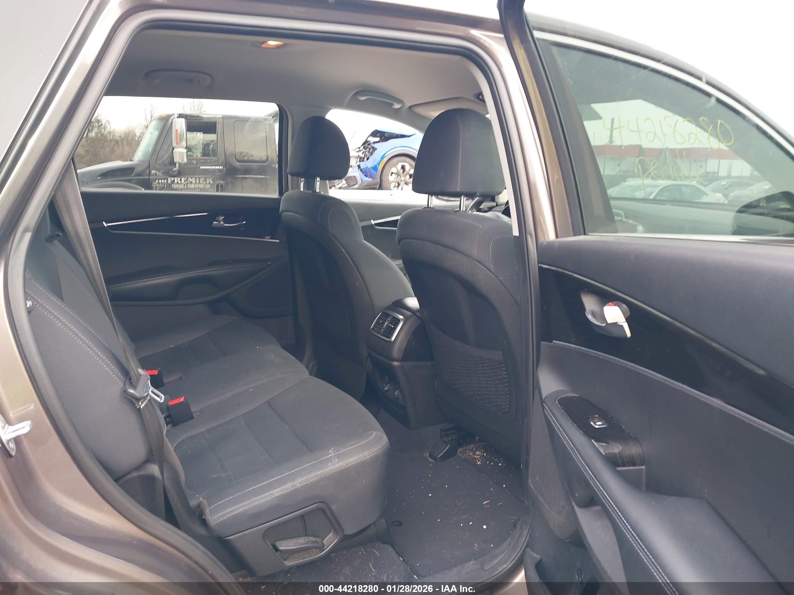 KIA SORENTO image 8