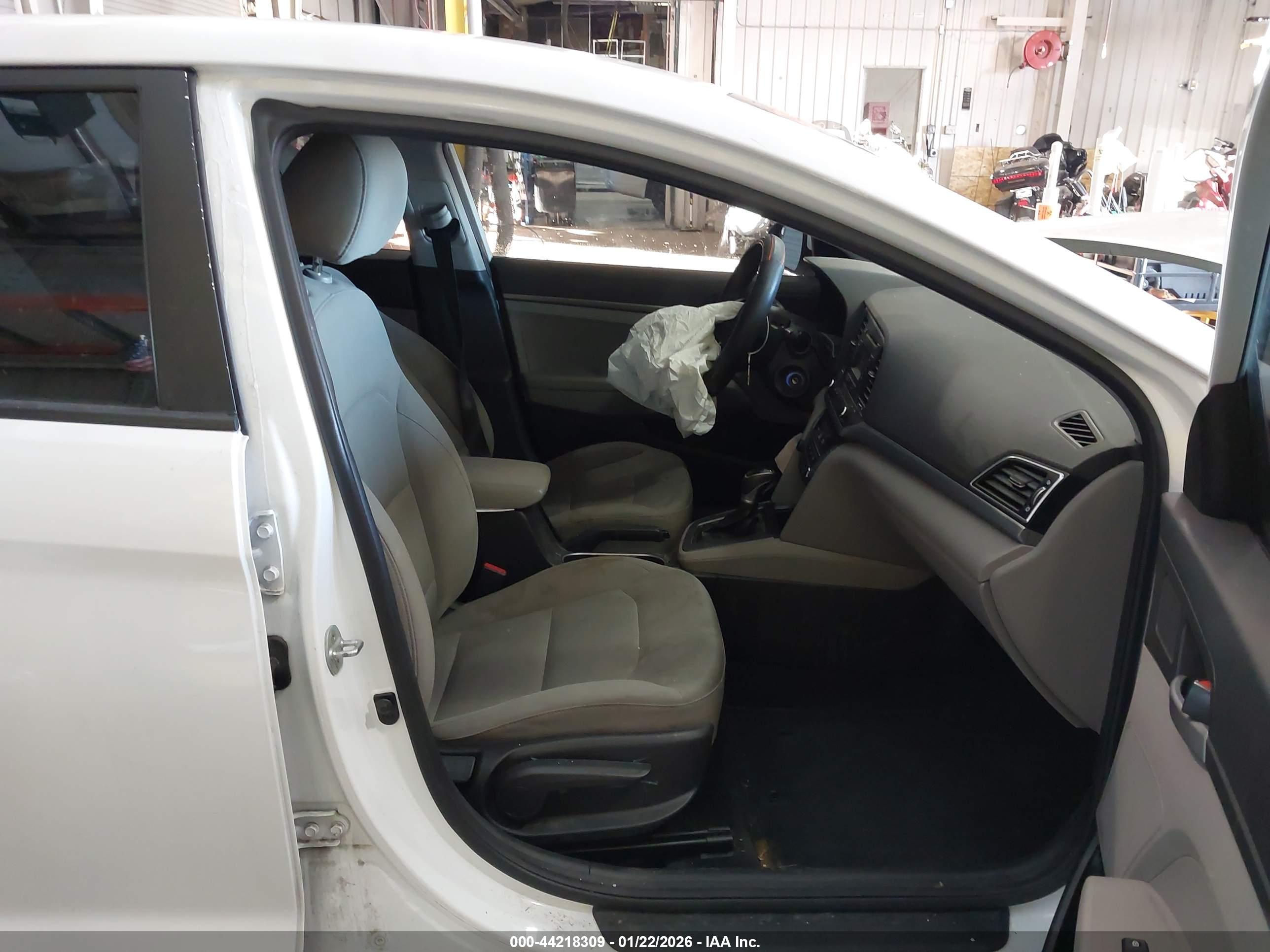 HYUNDAI ELANTRA image 5