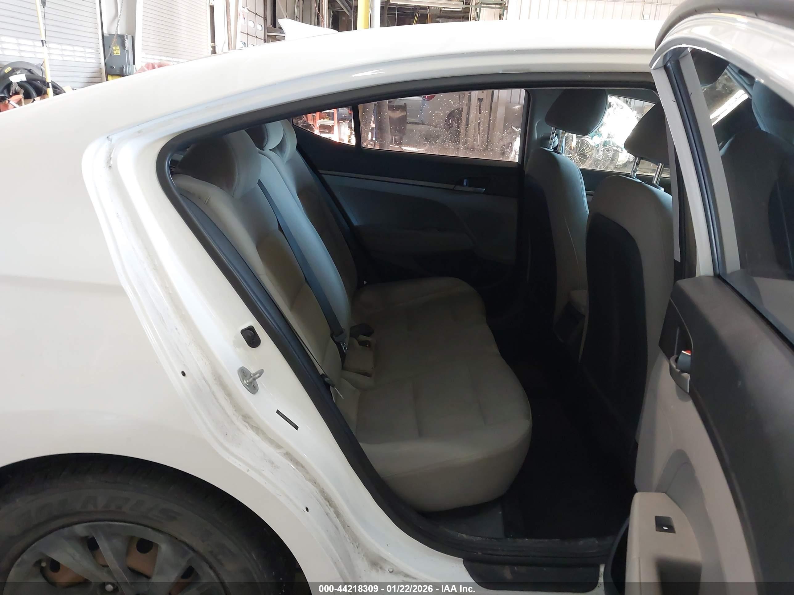 HYUNDAI ELANTRA image 8