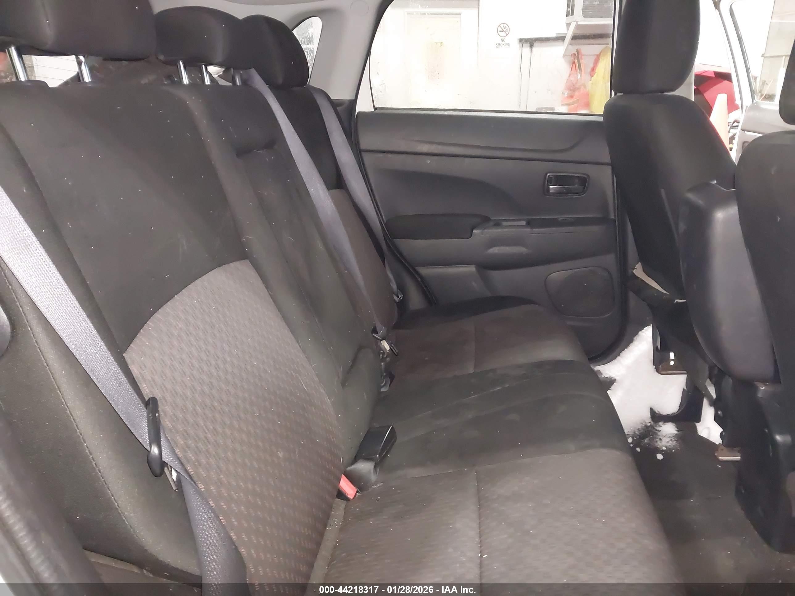 MITSUBISHI OUTLANDER image 8