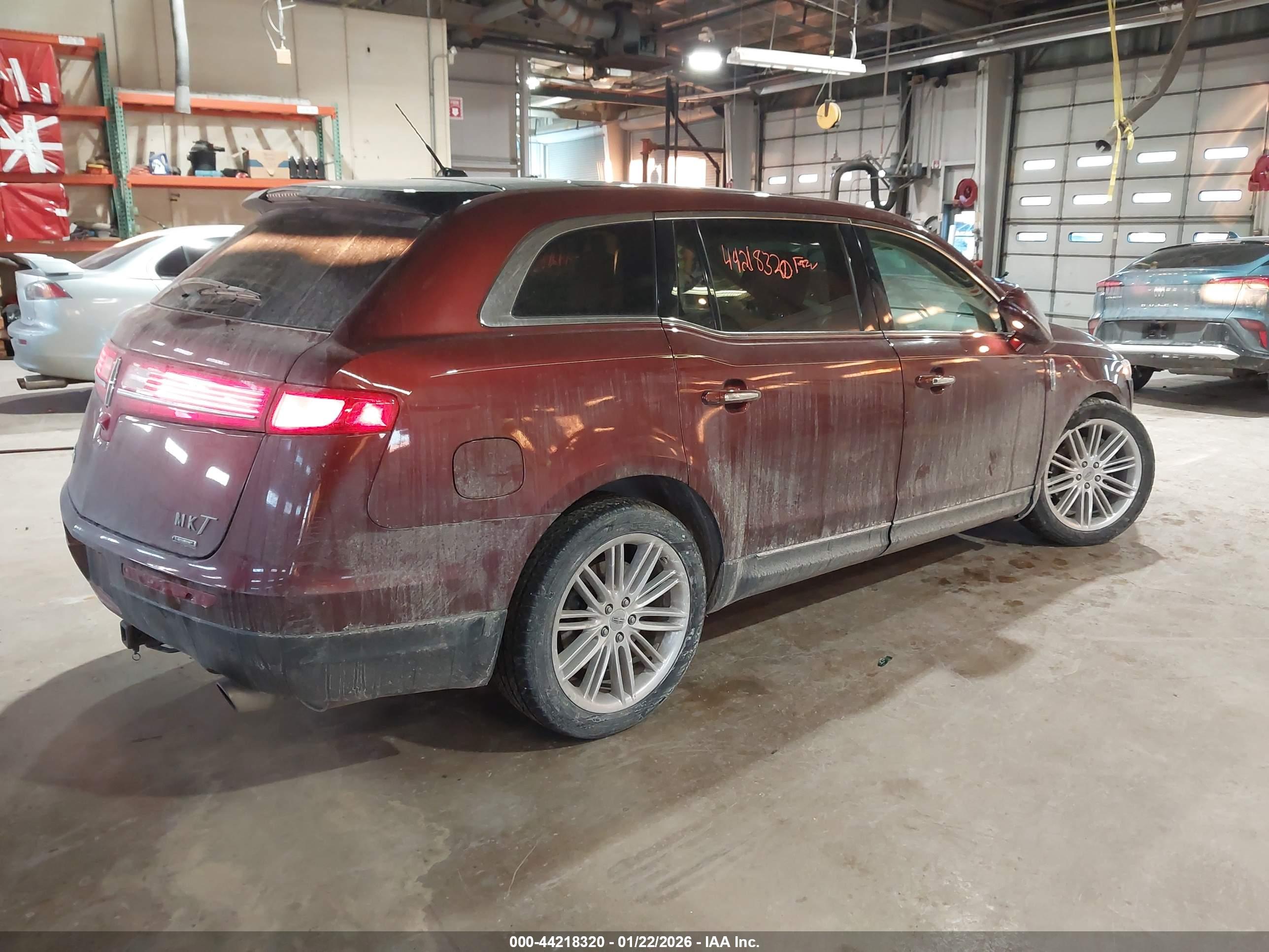 LINCOLN MKT image 4