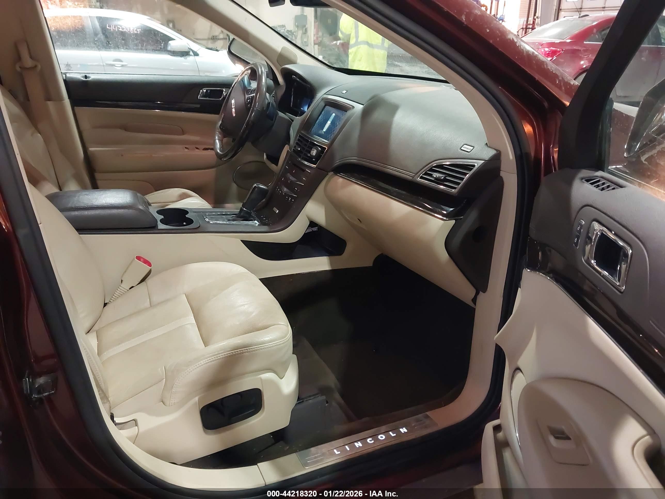 LINCOLN MKT image 5
