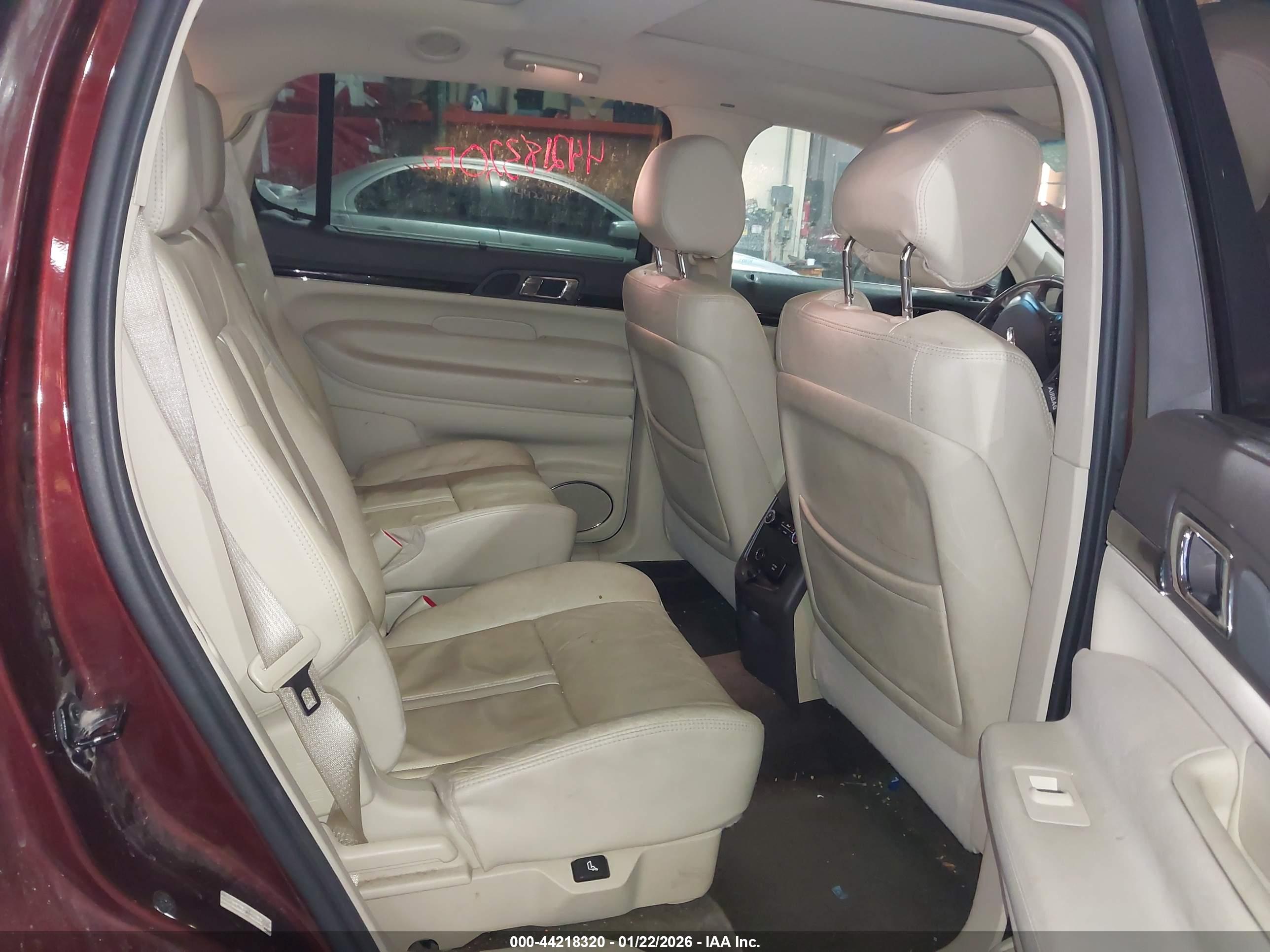 LINCOLN MKT image 8