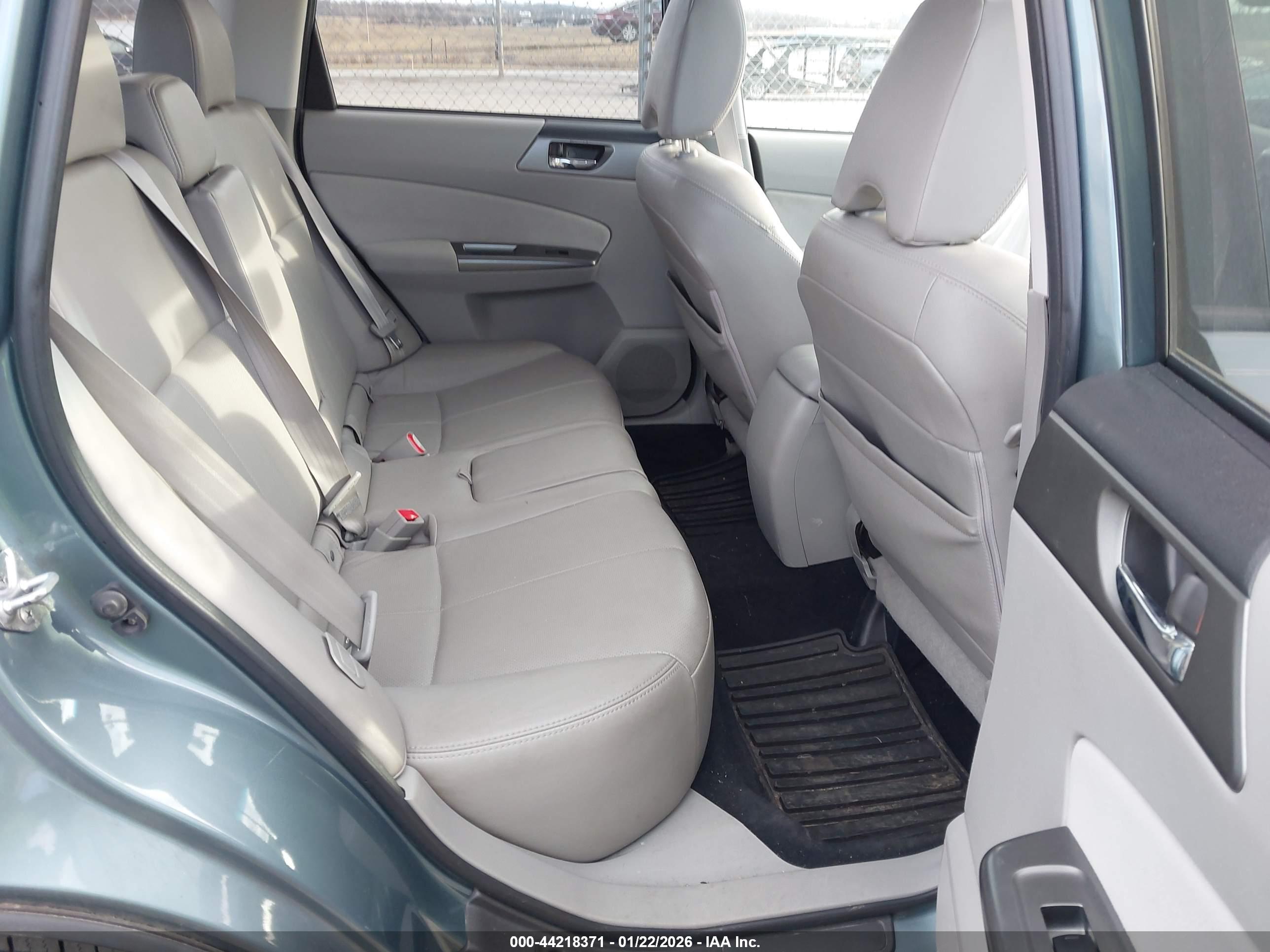 SUBARU FORESTER image 8