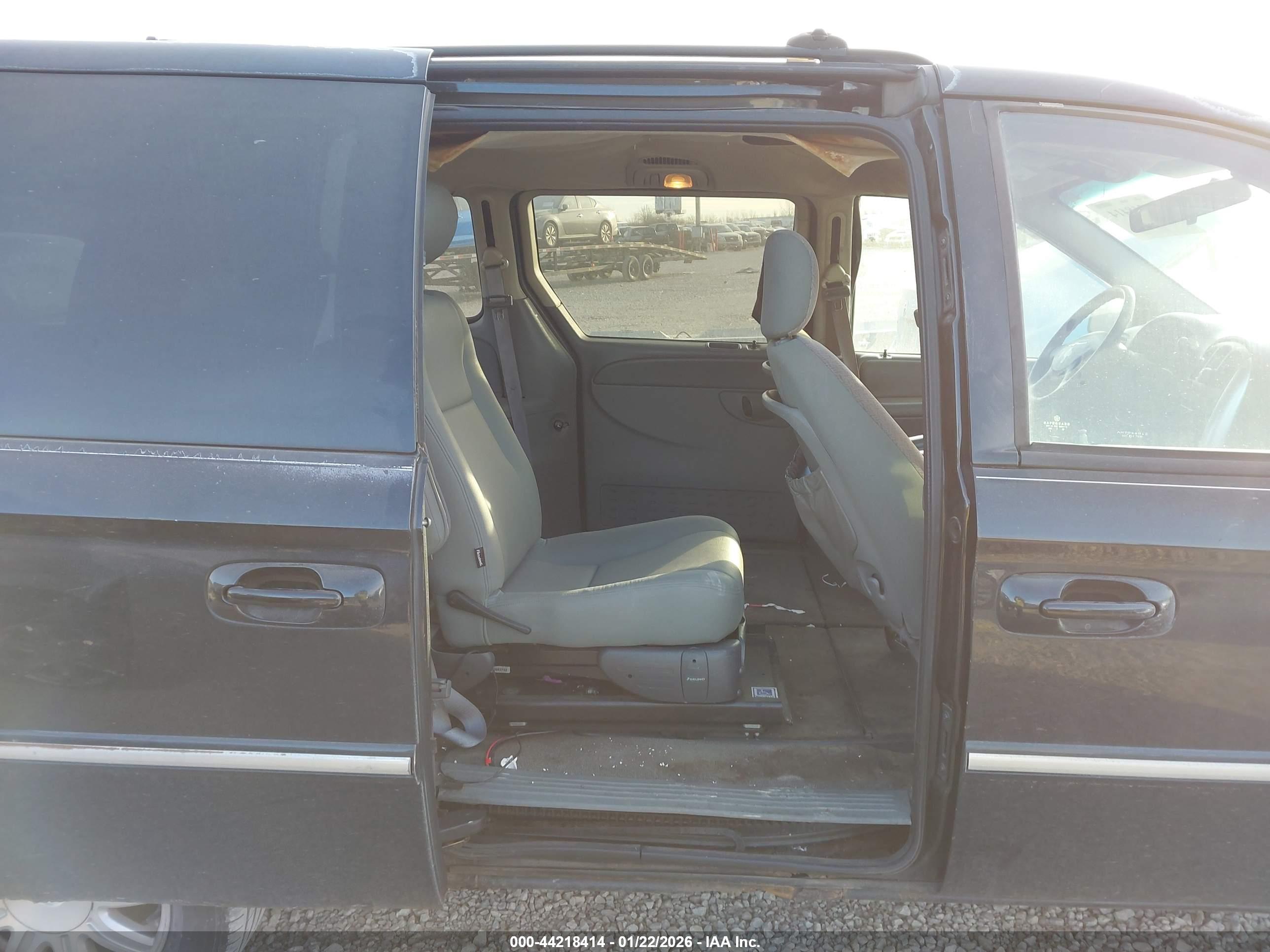 CHRYSLER TOWN image 8
