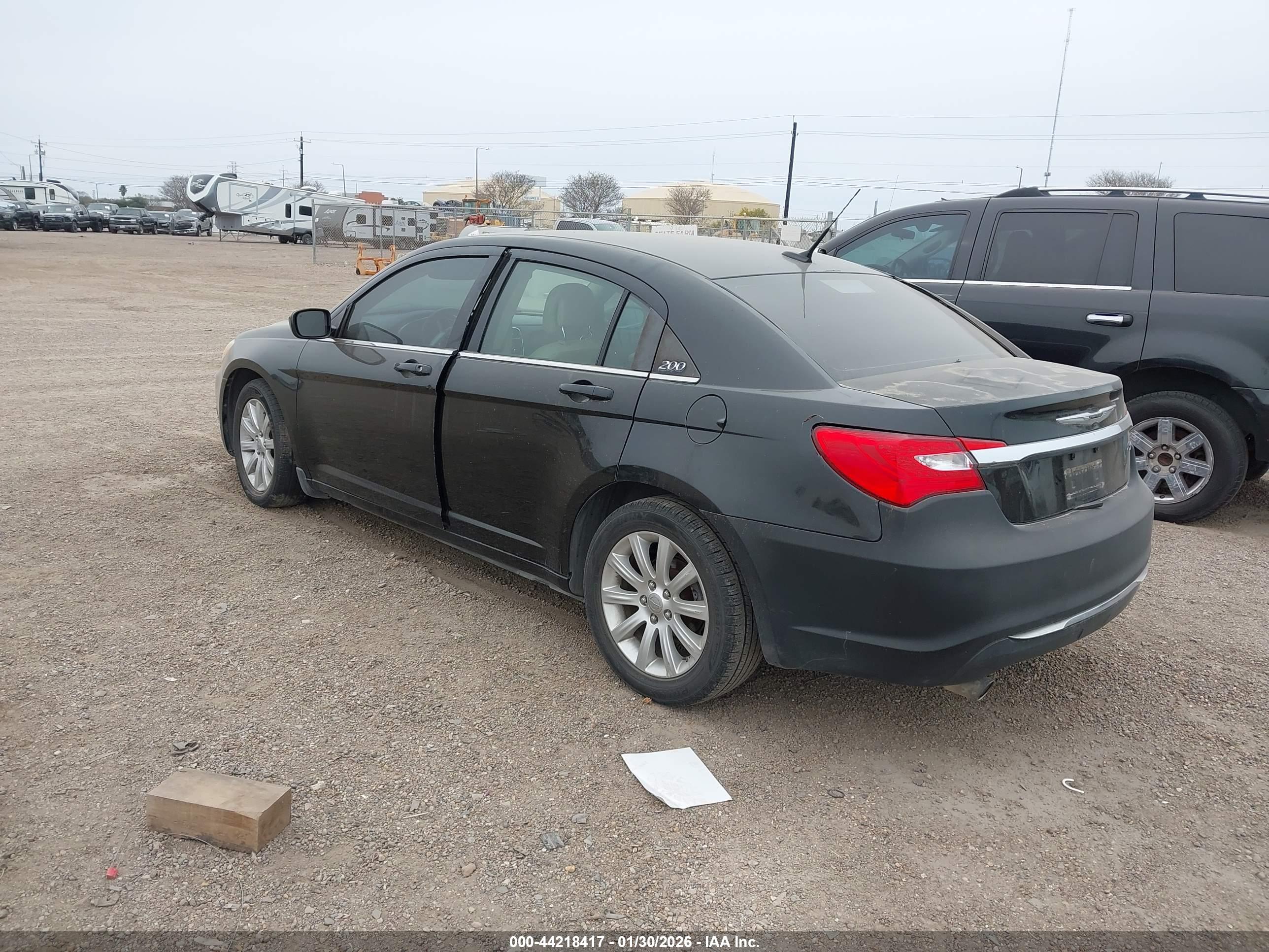 CHRYSLER 200 image 3