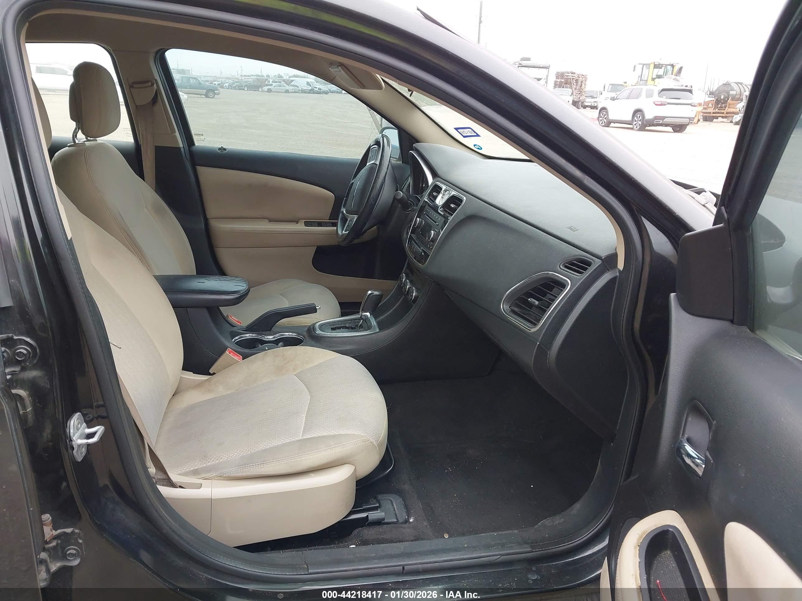 CHRYSLER 200 image 5