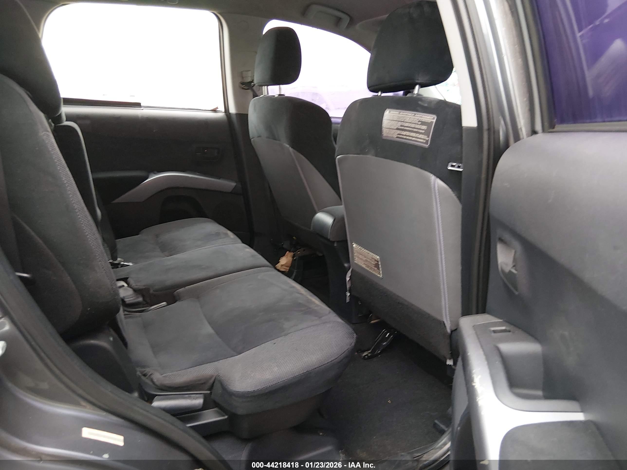 MITSUBISHI OUTLANDER image 8
