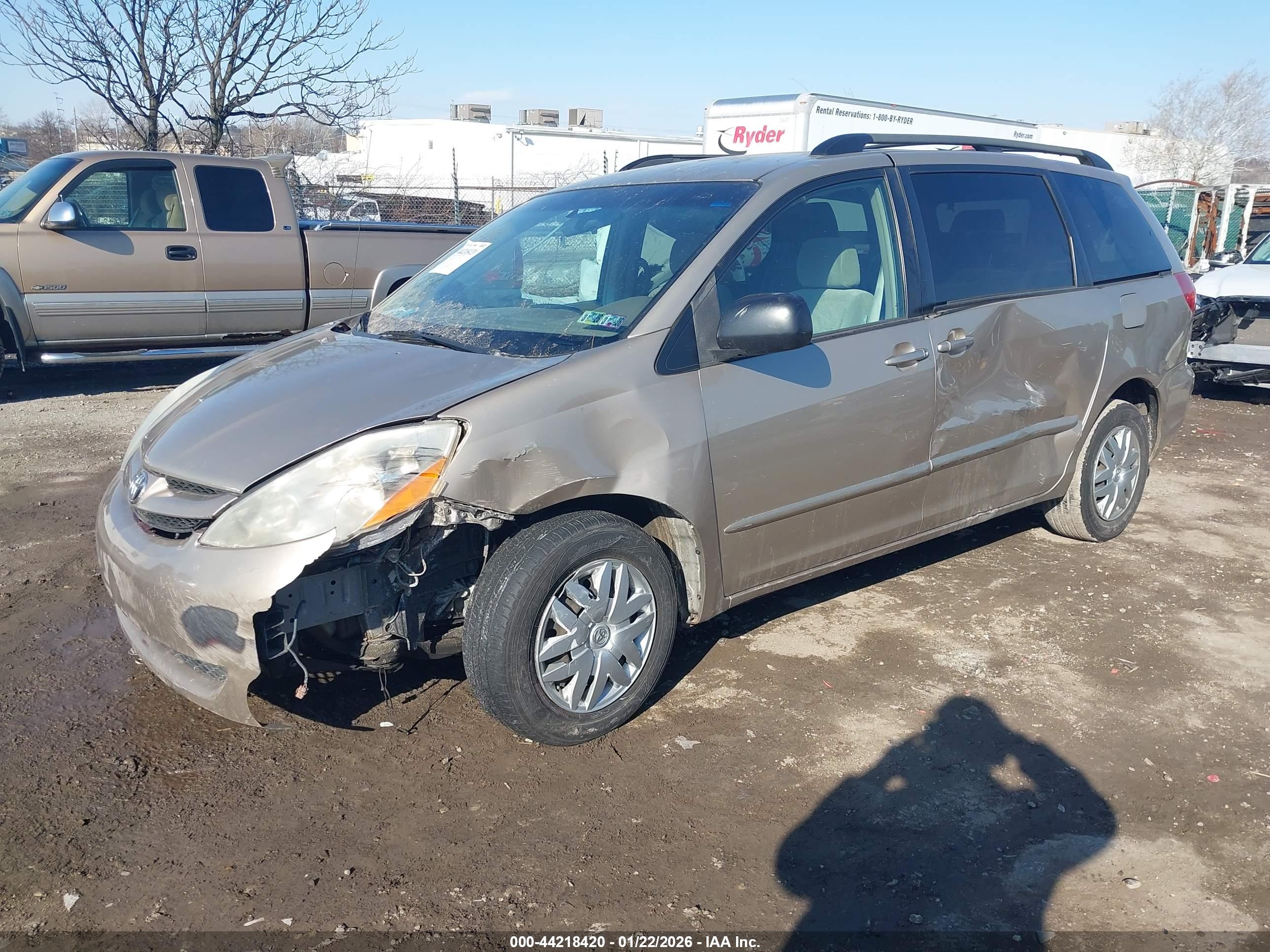 TOYOTA SIENNA image 2