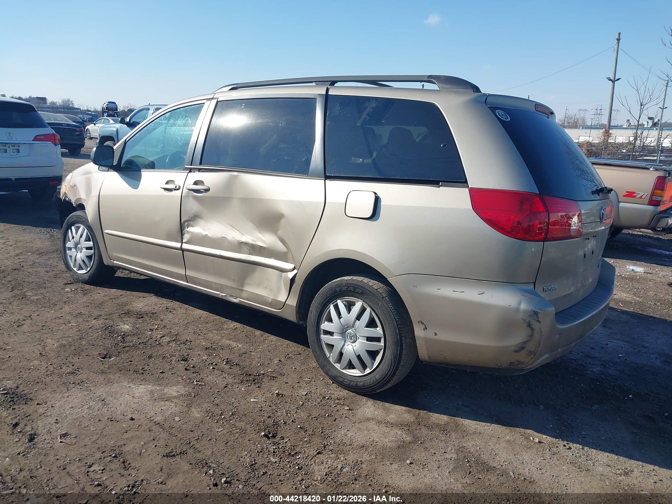 TOYOTA SIENNA image 3