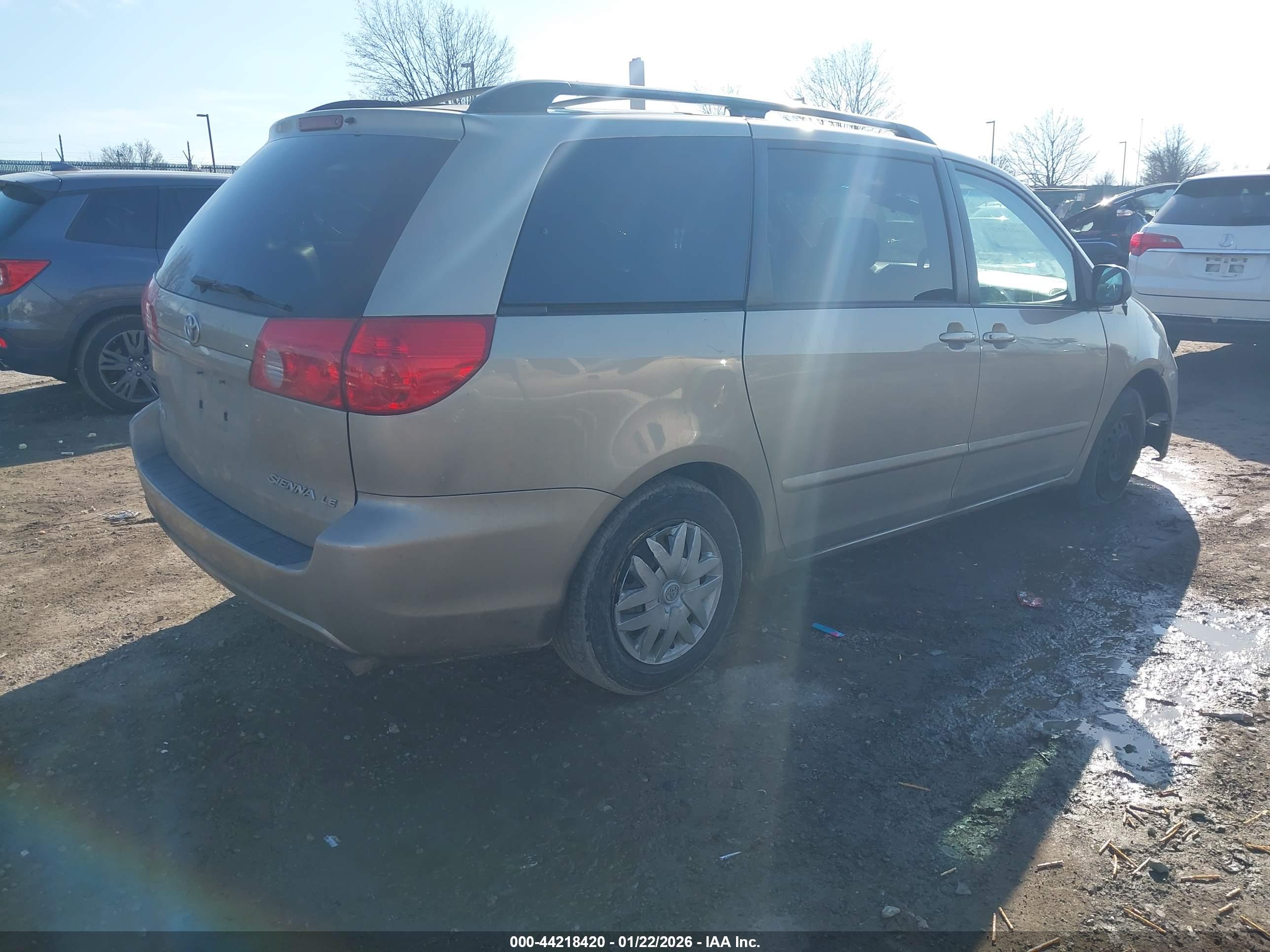 TOYOTA SIENNA image 4