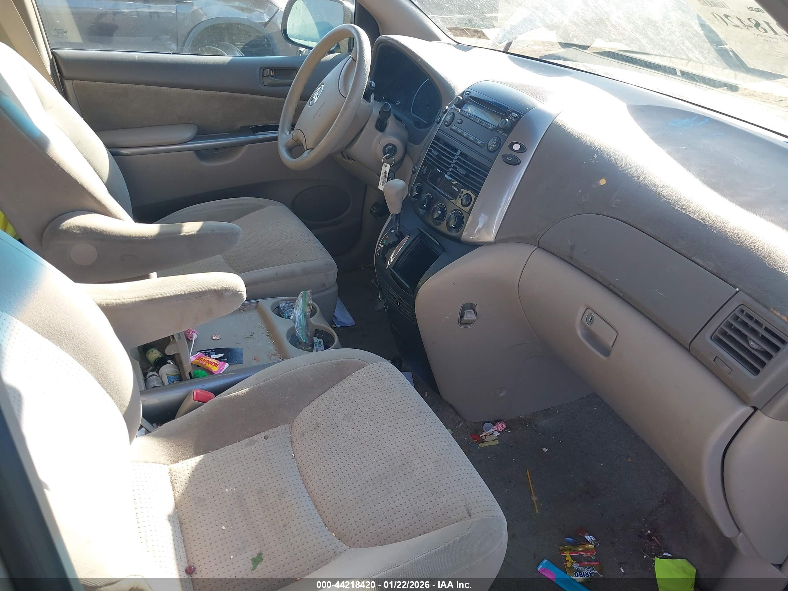 TOYOTA SIENNA image 5