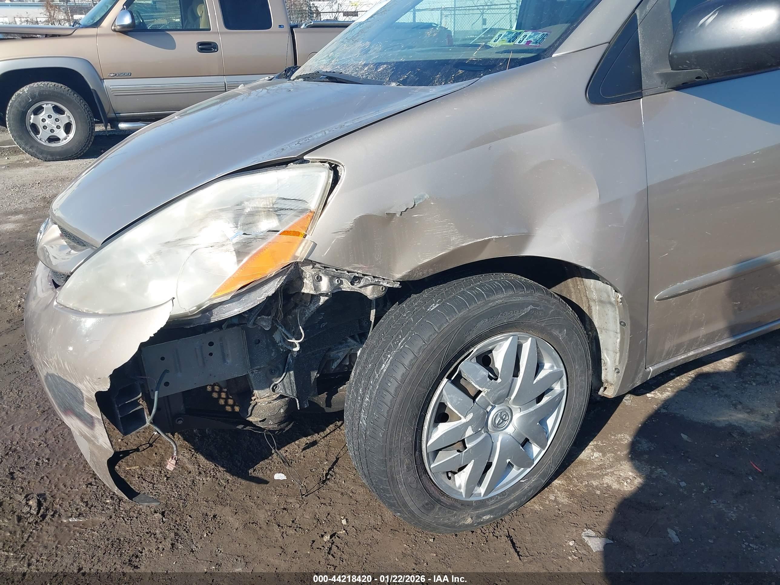 TOYOTA SIENNA image 6
