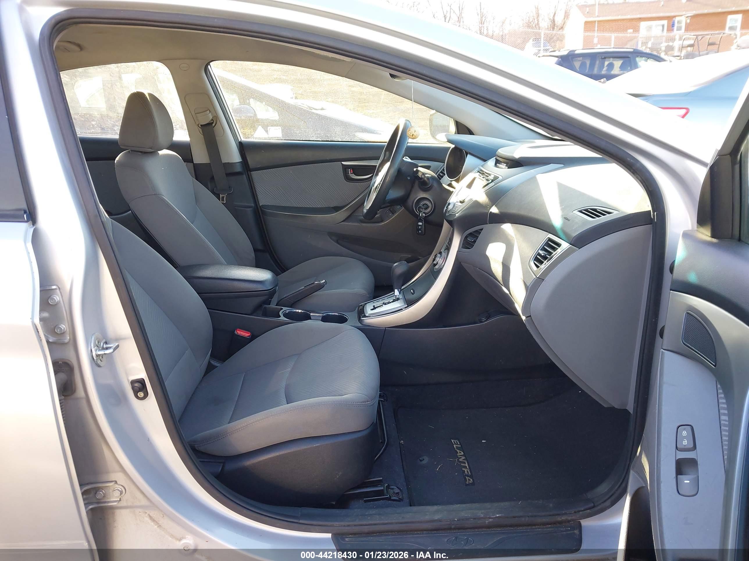 HYUNDAI ELANTRA image 5