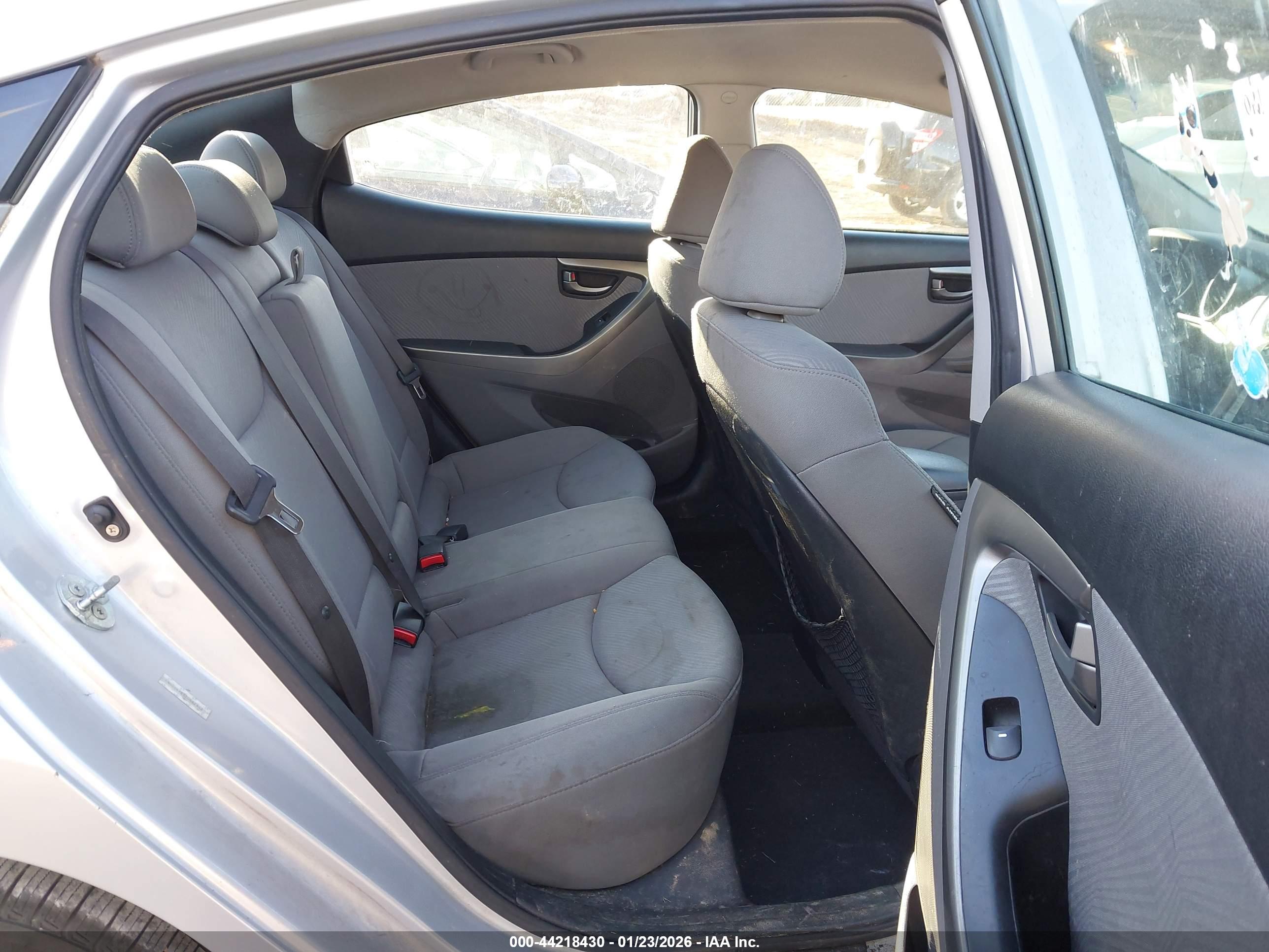 HYUNDAI ELANTRA image 8