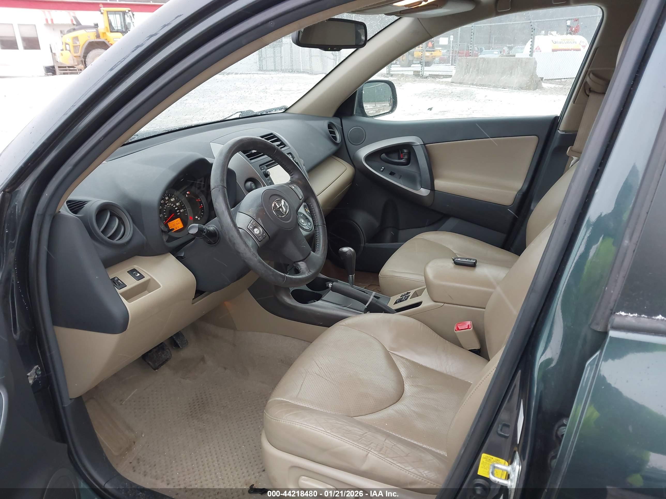 TOYOTA RAV4 image 5