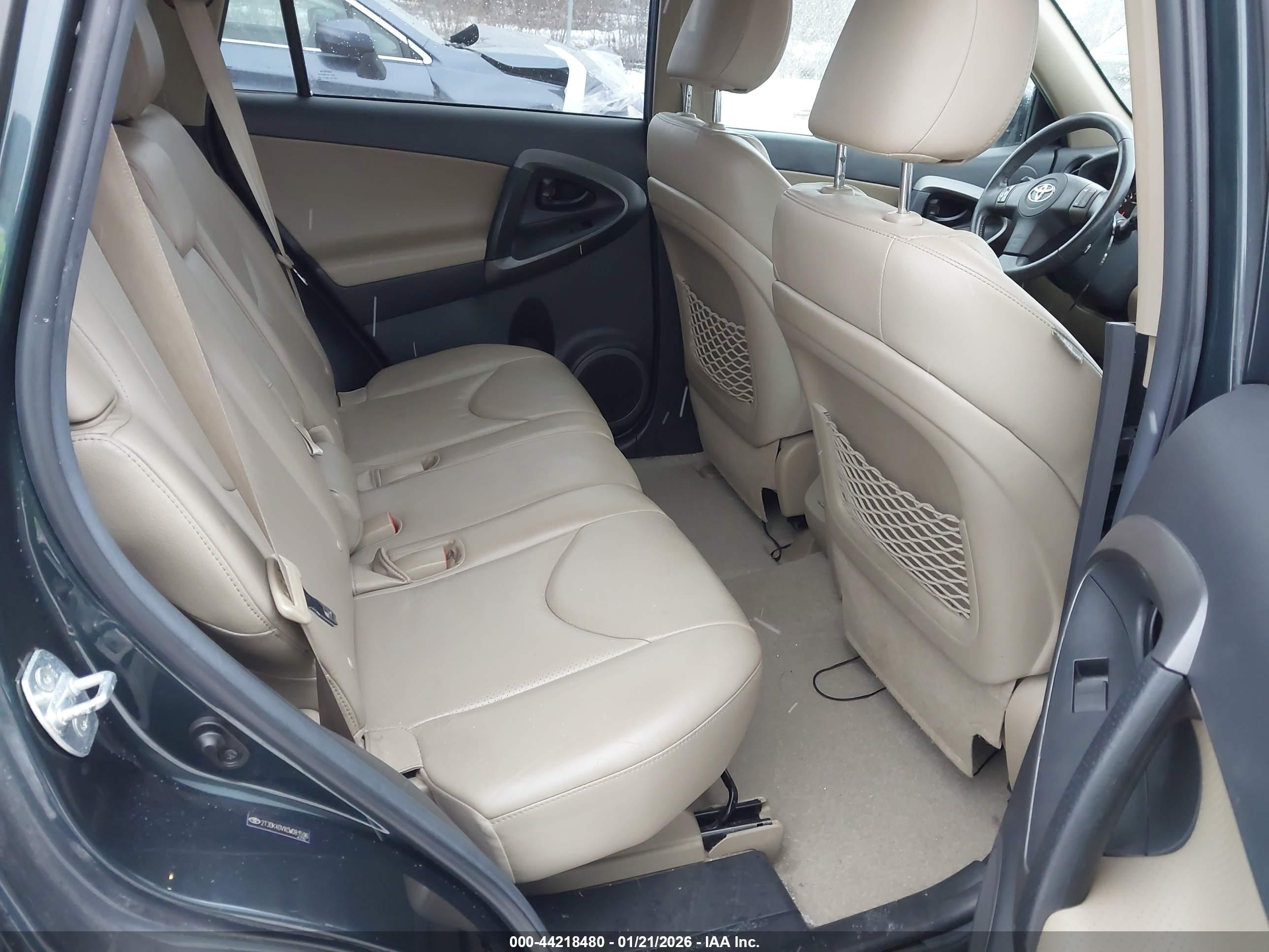 TOYOTA RAV4 image 8
