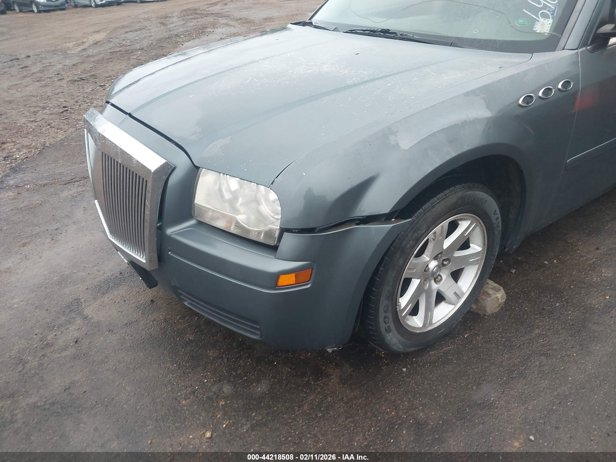 CHRYSLER 300 image 6