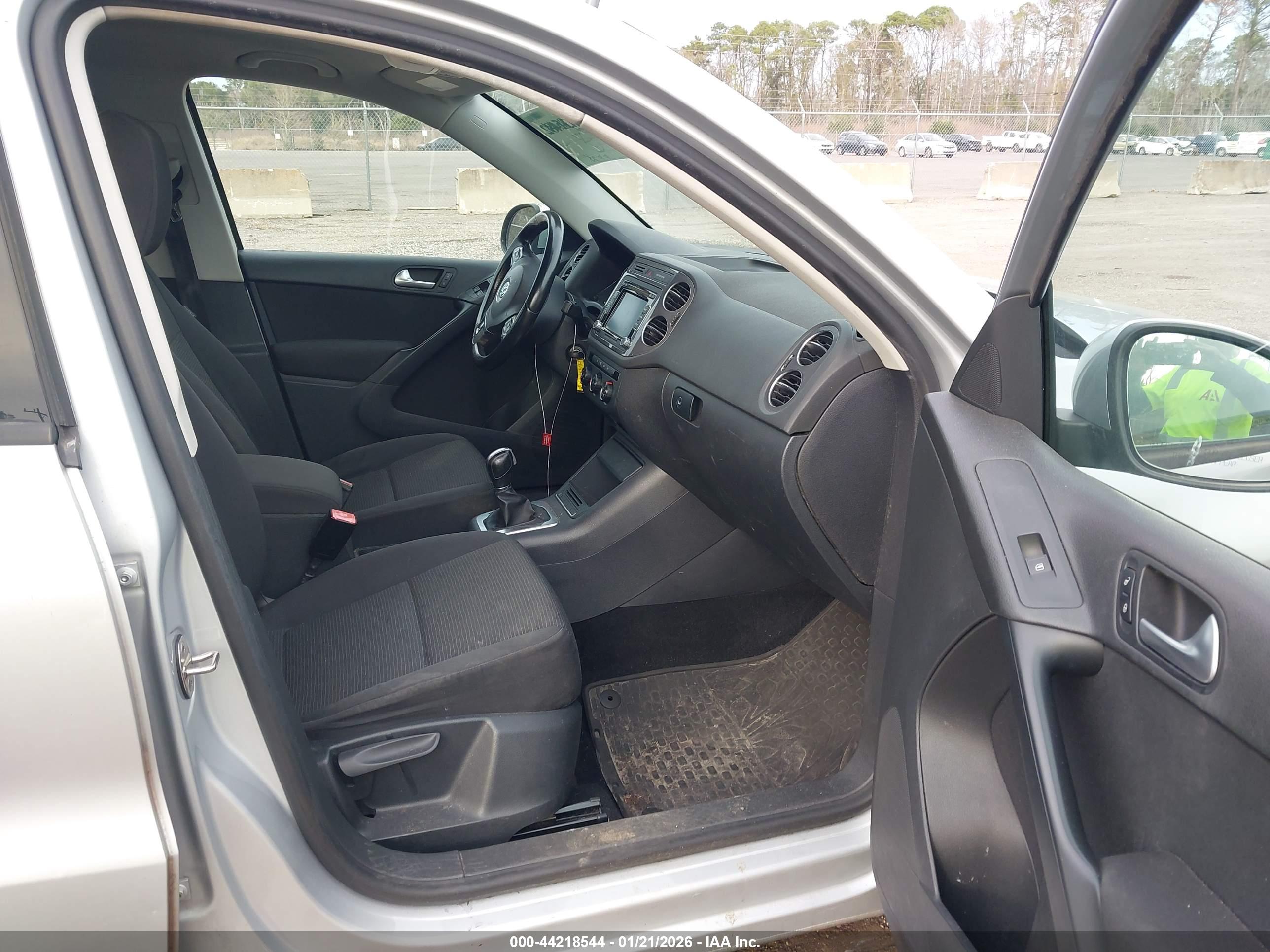 VOLKSWAGEN TIGUAN image 5