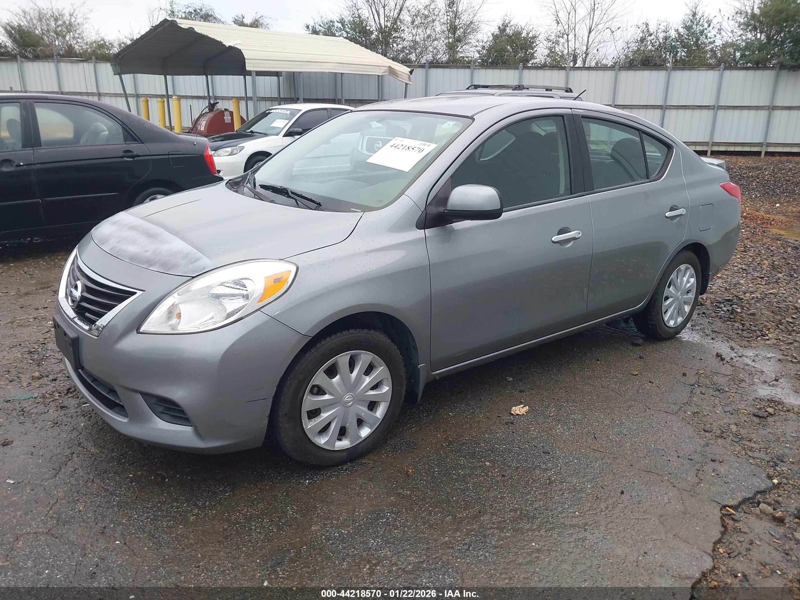 NISSAN VERSA image 2