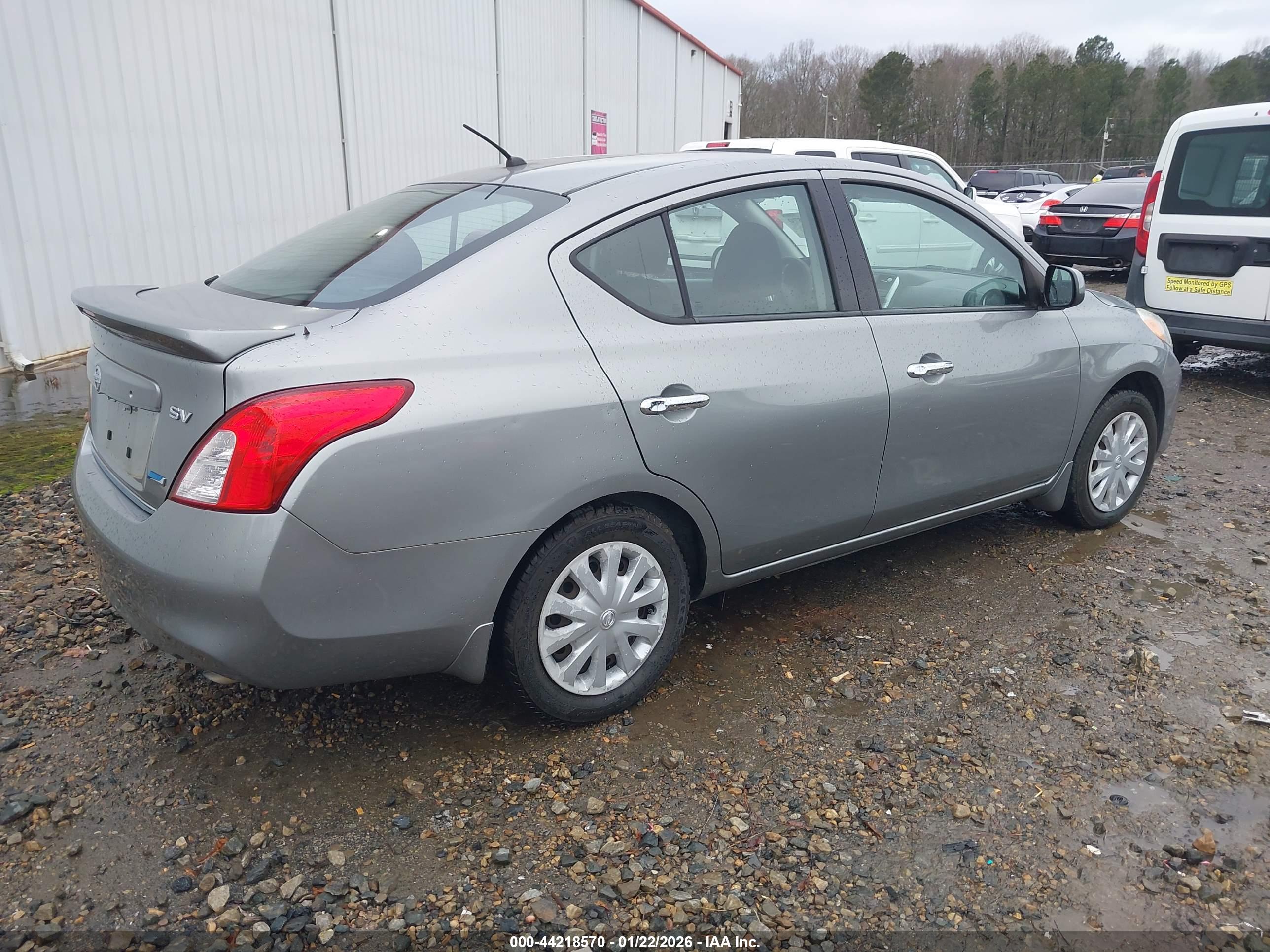 NISSAN VERSA image 4