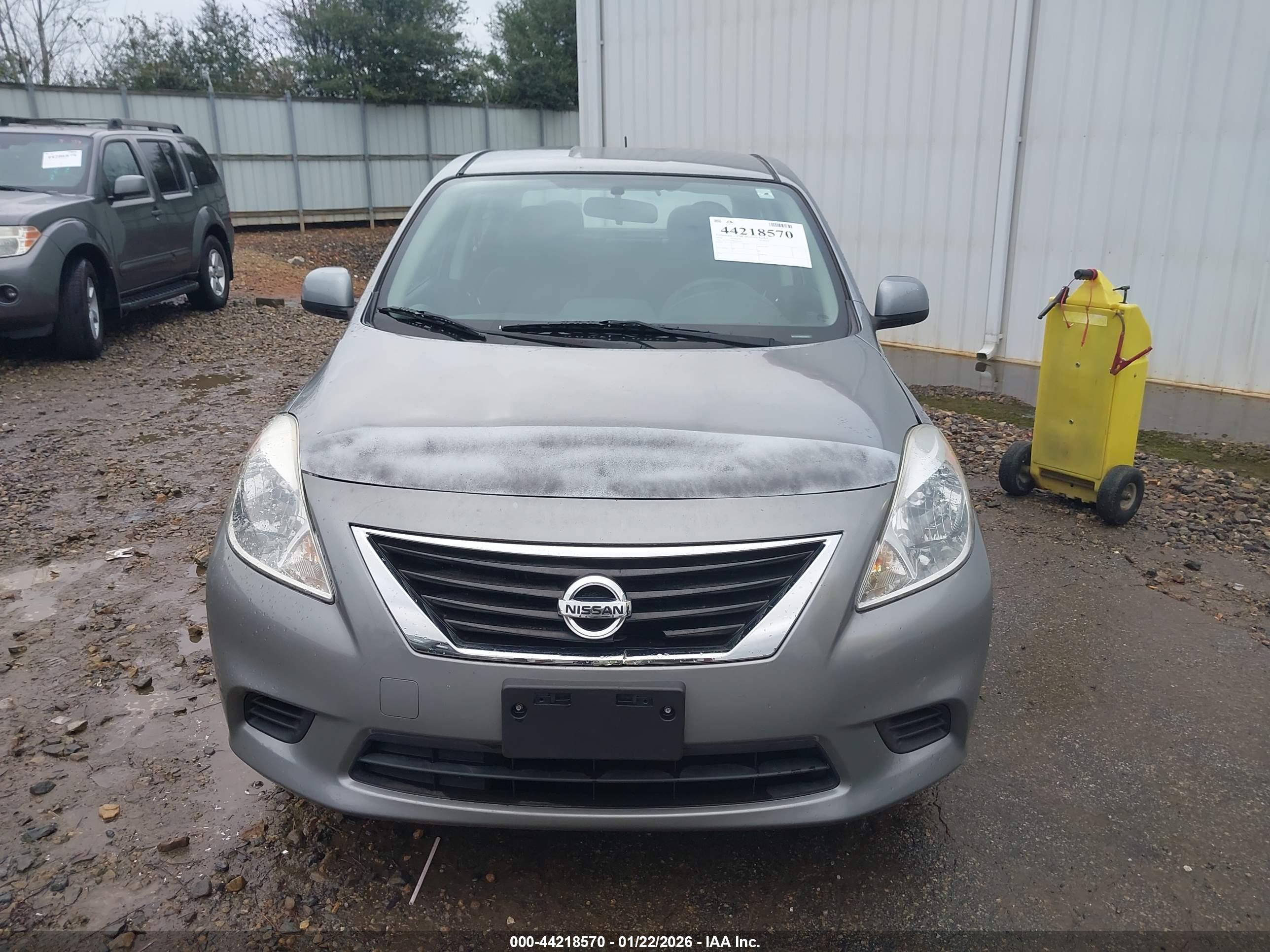 NISSAN VERSA image 6