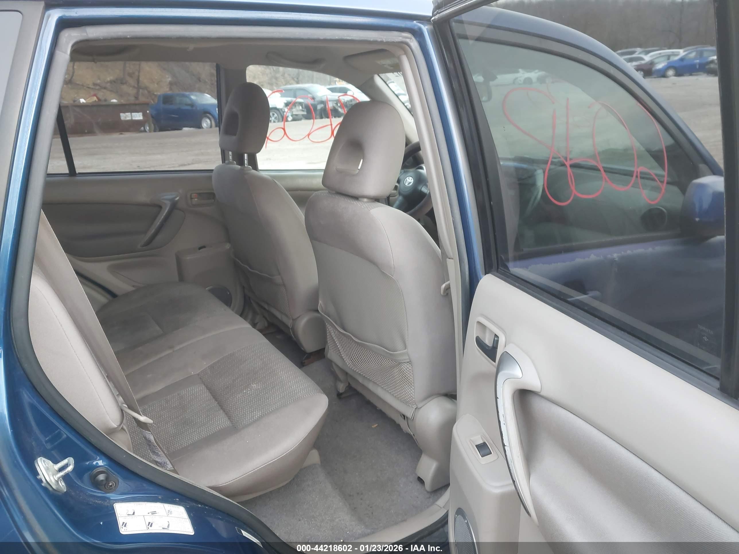 TOYOTA RAV4 image 8