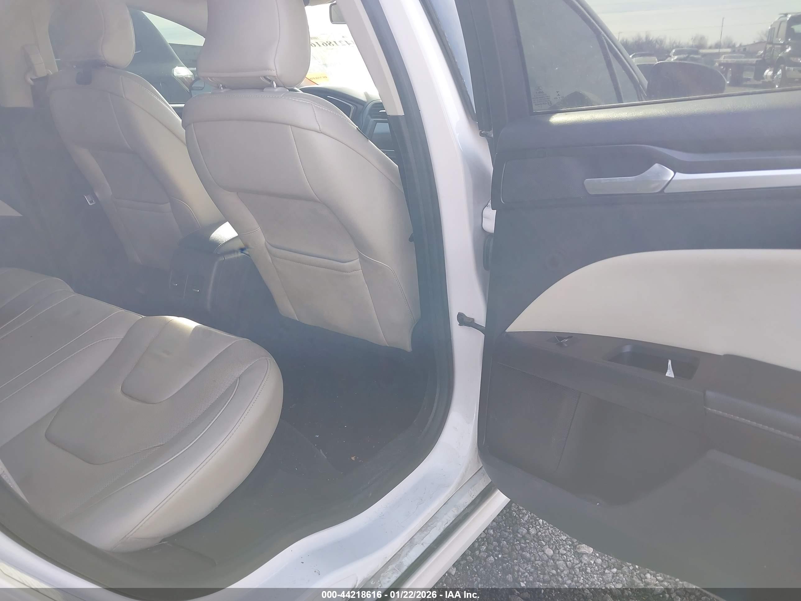 FORD FUSION image 8