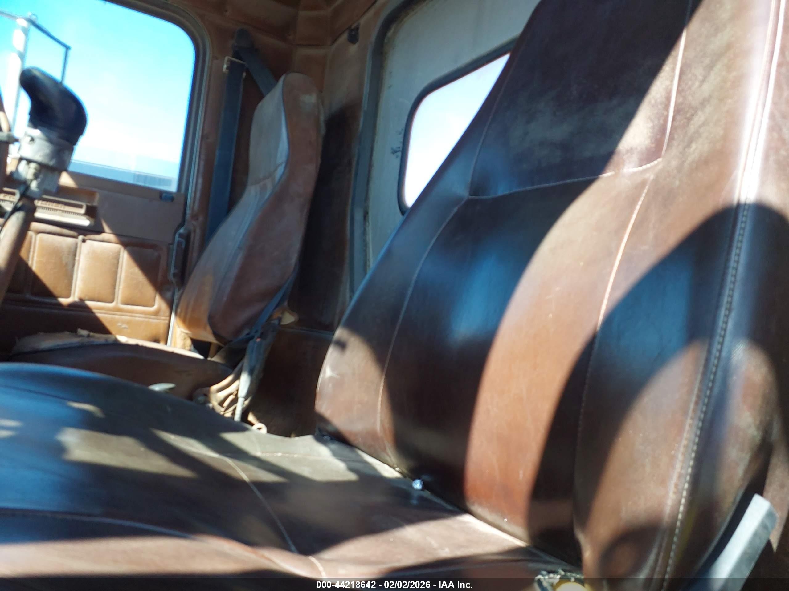 FREIGHTLINER CONVENTIONAL image 8