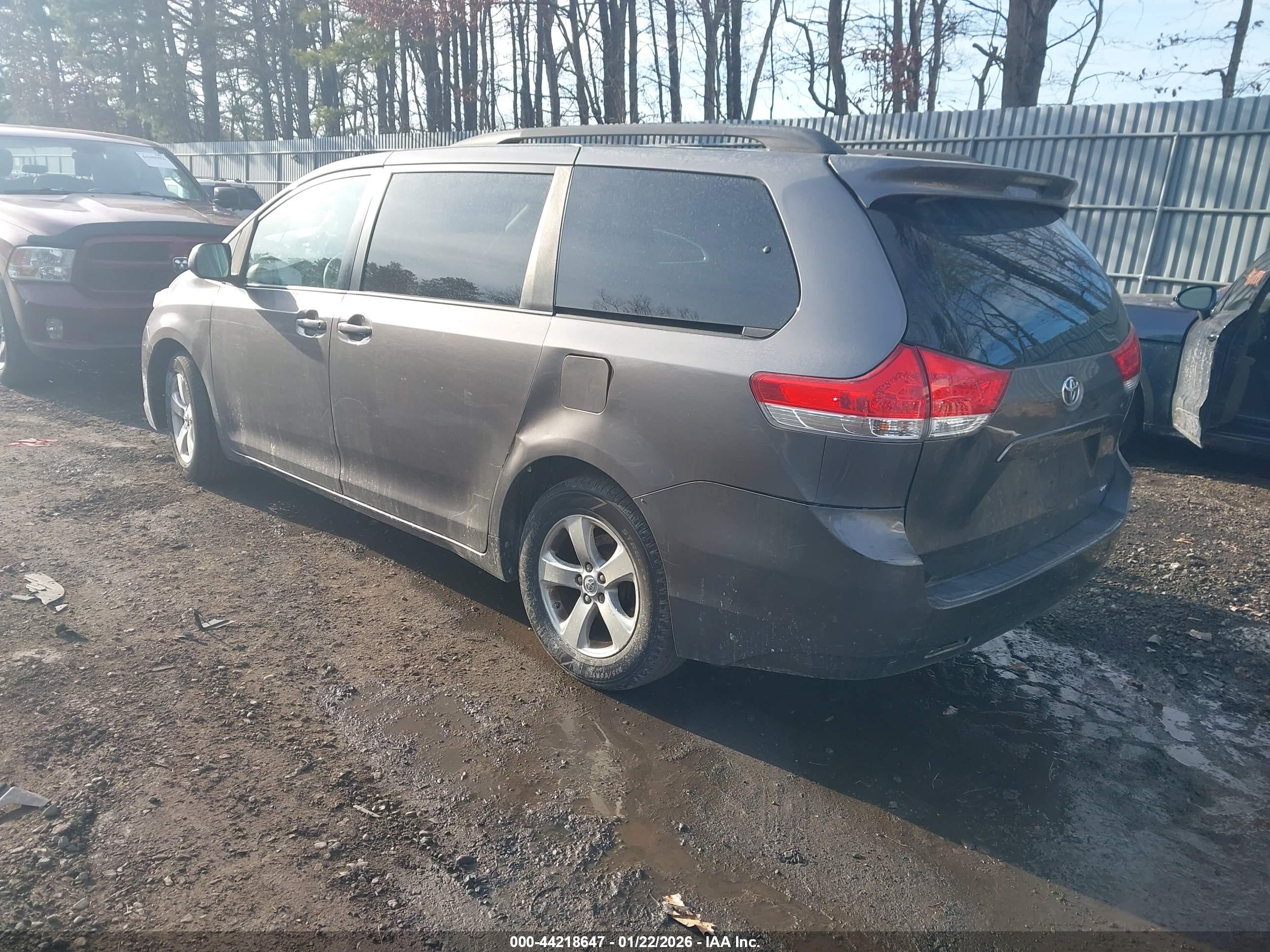 TOYOTA SIENNA image 3