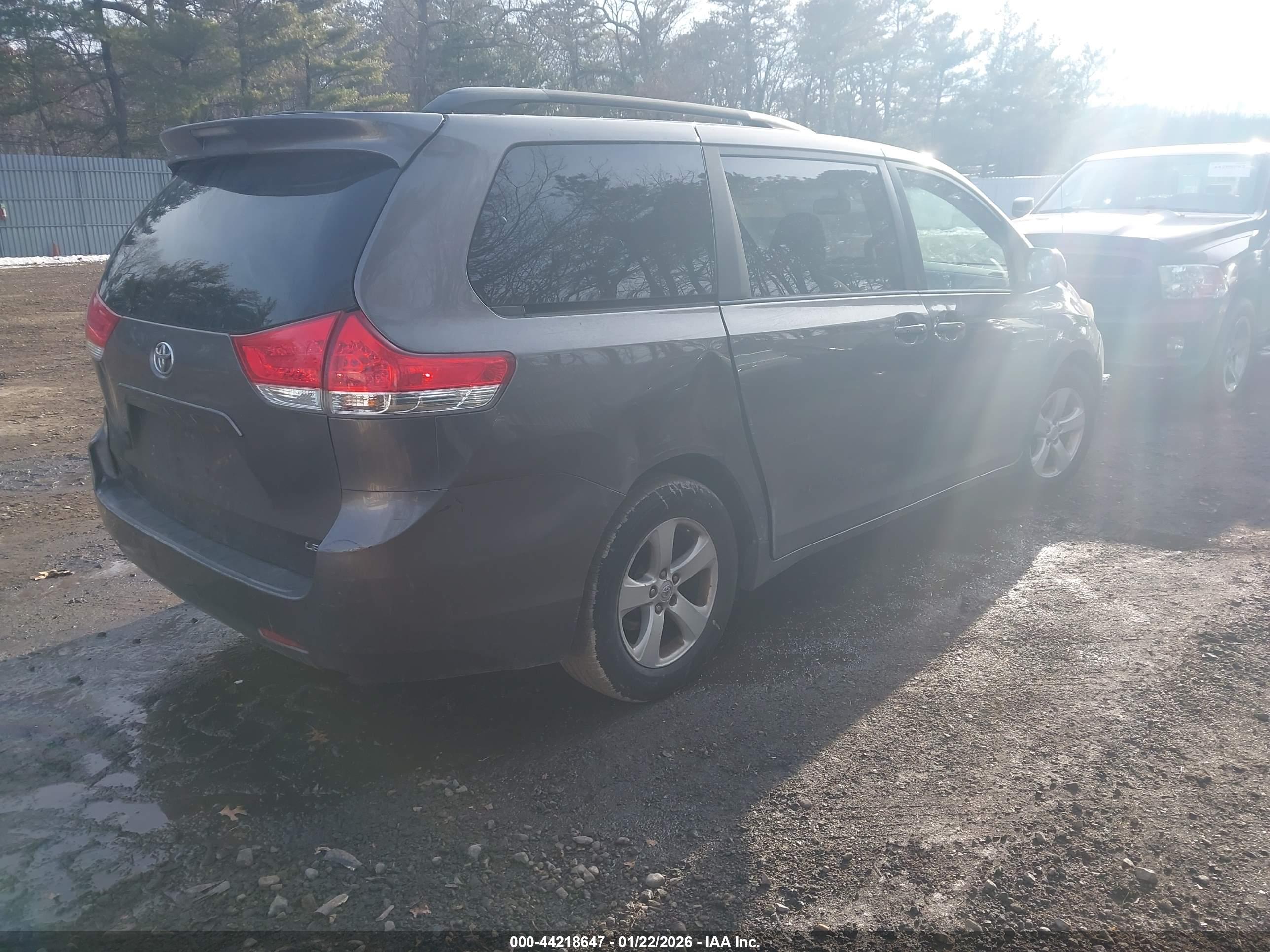 TOYOTA SIENNA image 4
