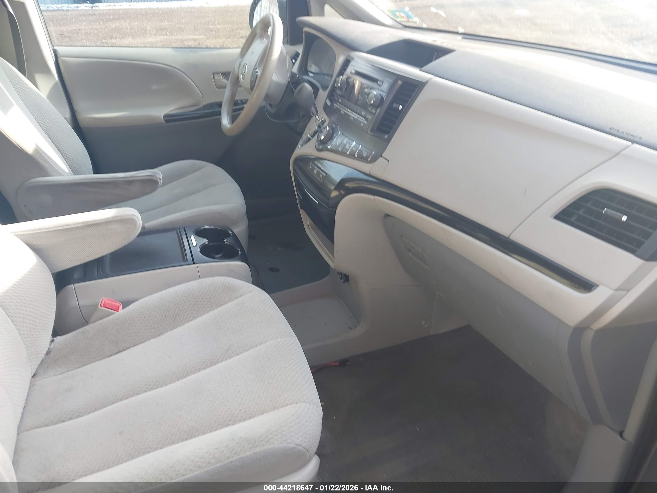 TOYOTA SIENNA image 5