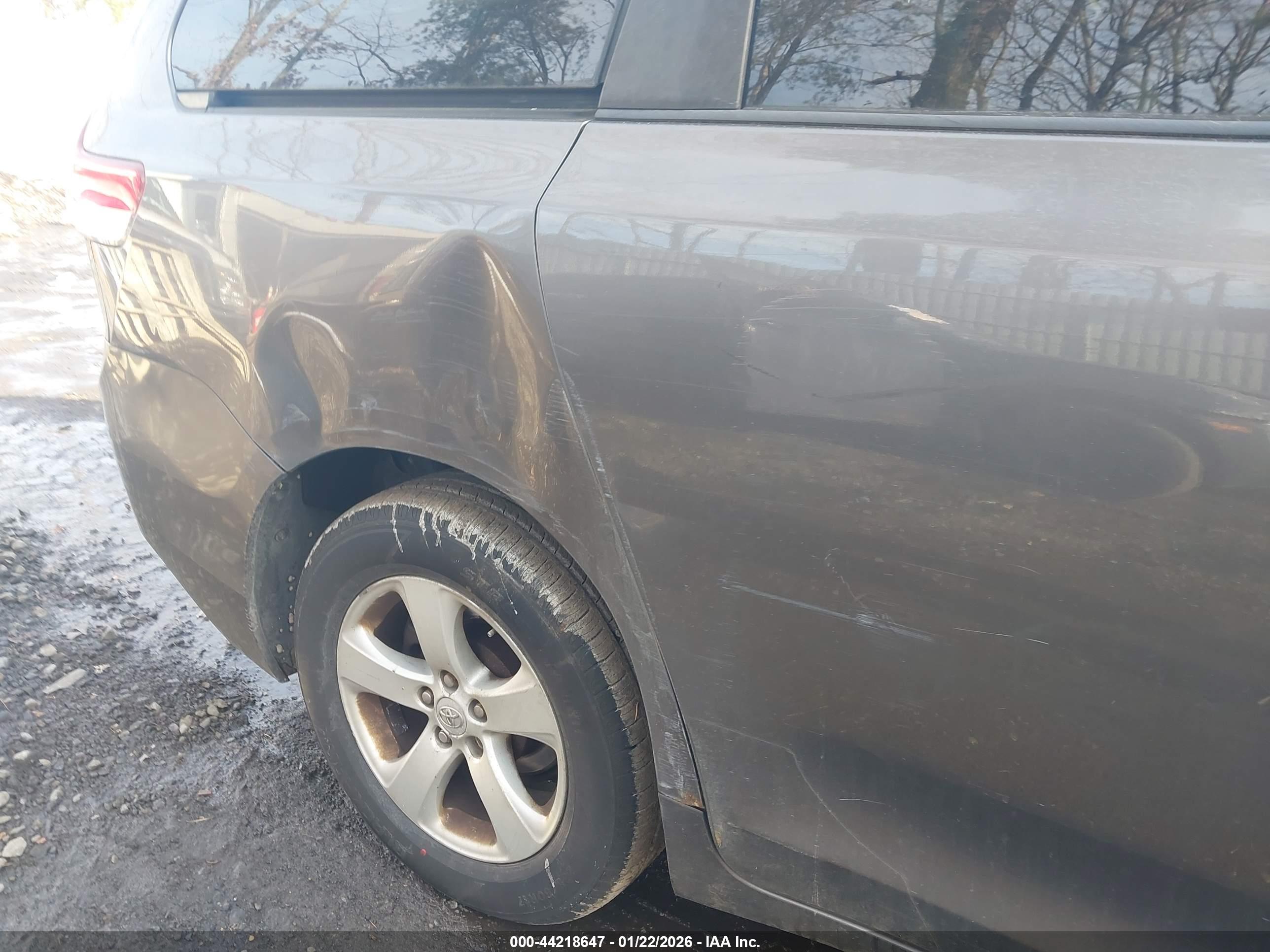 TOYOTA SIENNA image 6