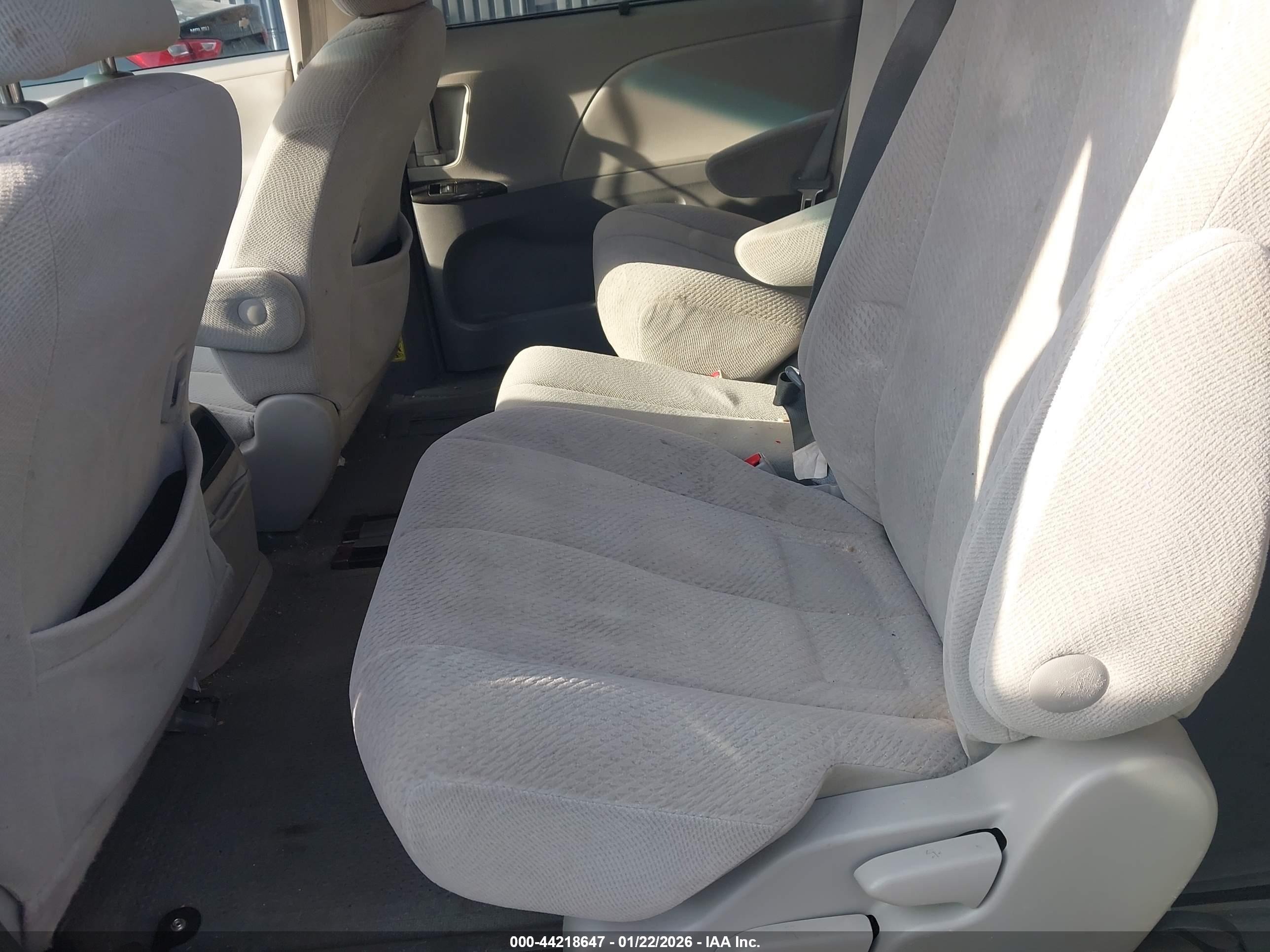 TOYOTA SIENNA image 8