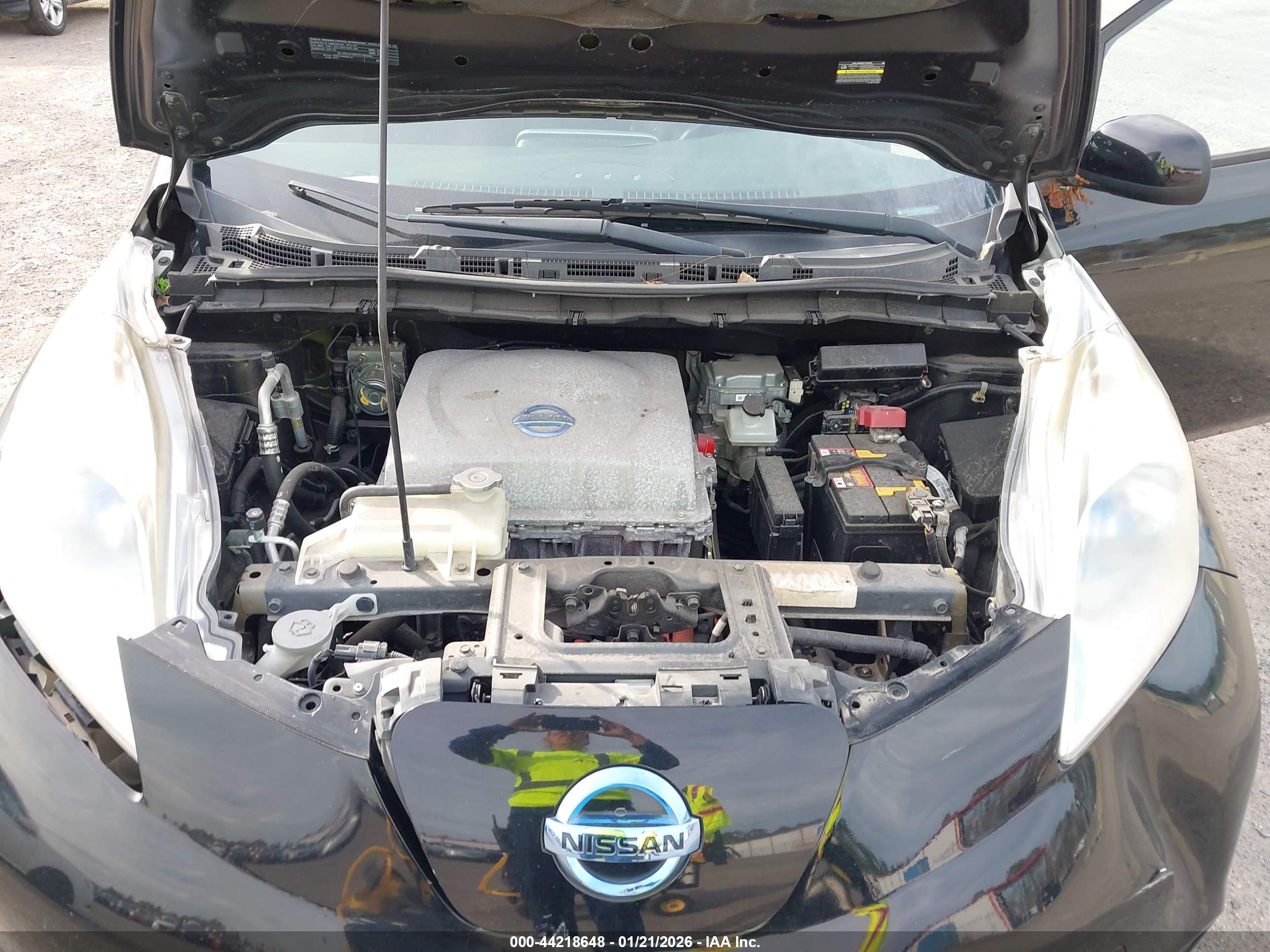 NISSAN LEAF image 10