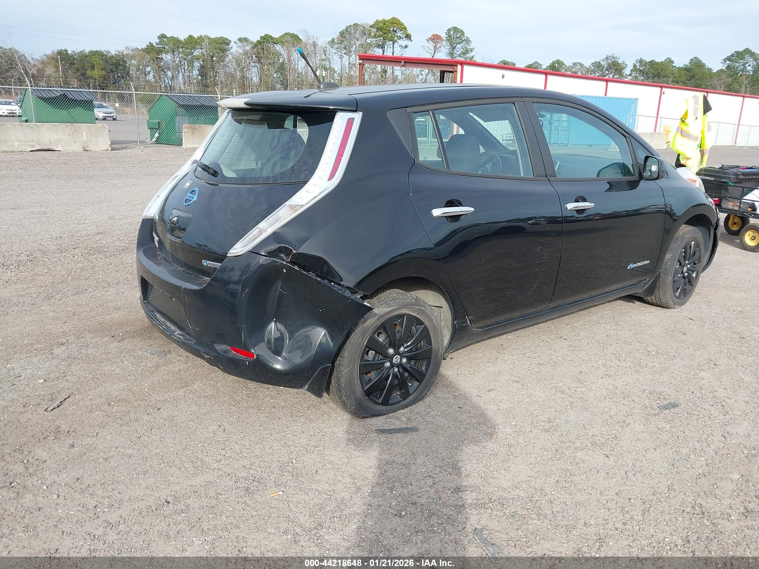 NISSAN LEAF image 4
