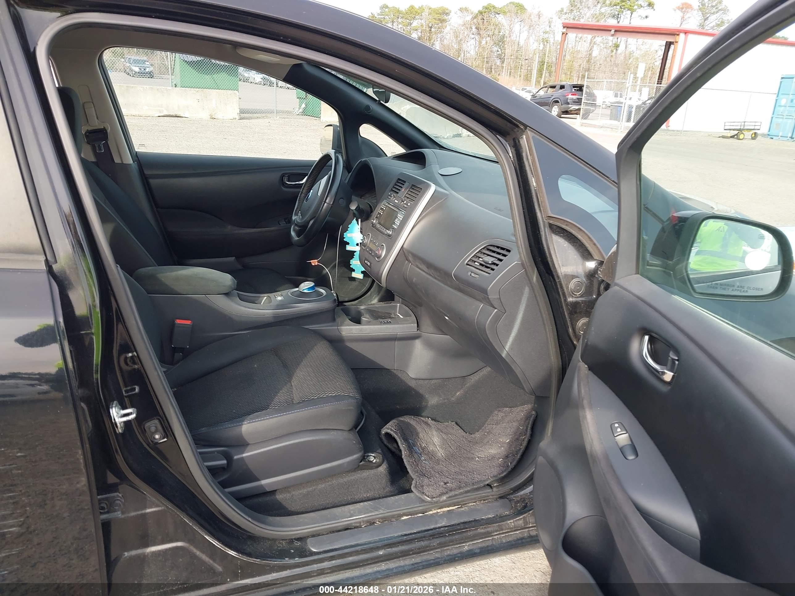 NISSAN LEAF image 5
