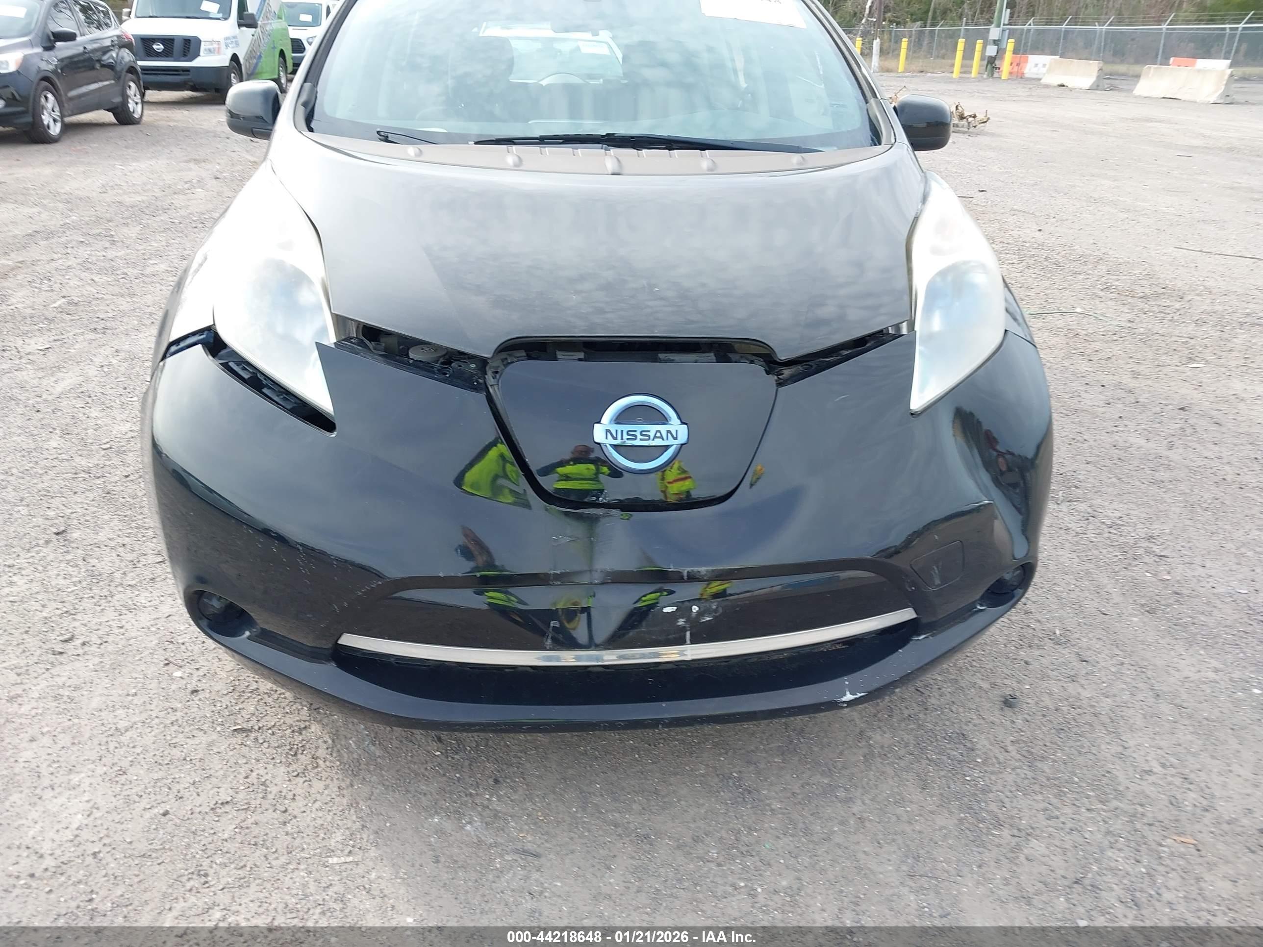NISSAN LEAF image 6