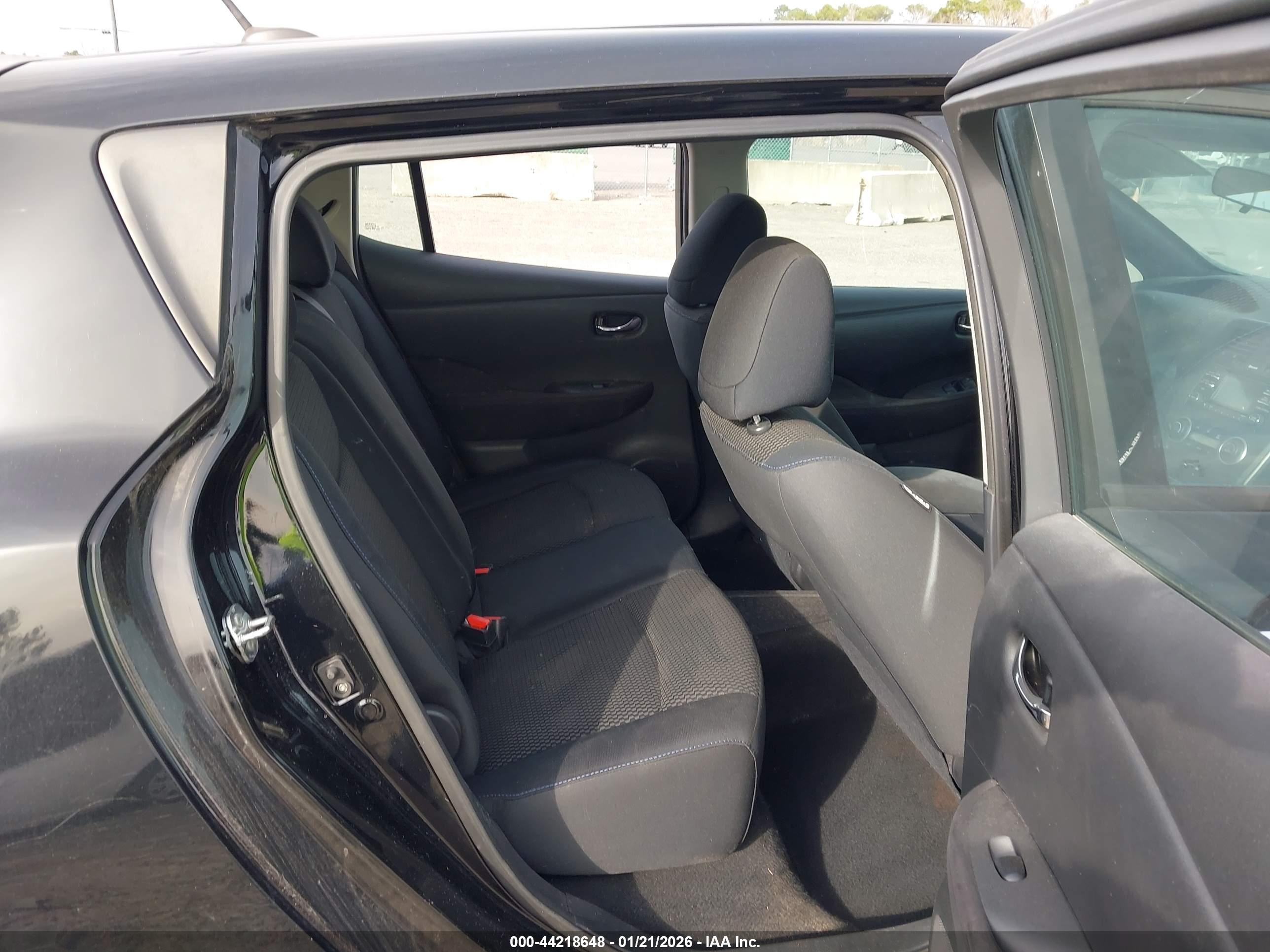 NISSAN LEAF image 8