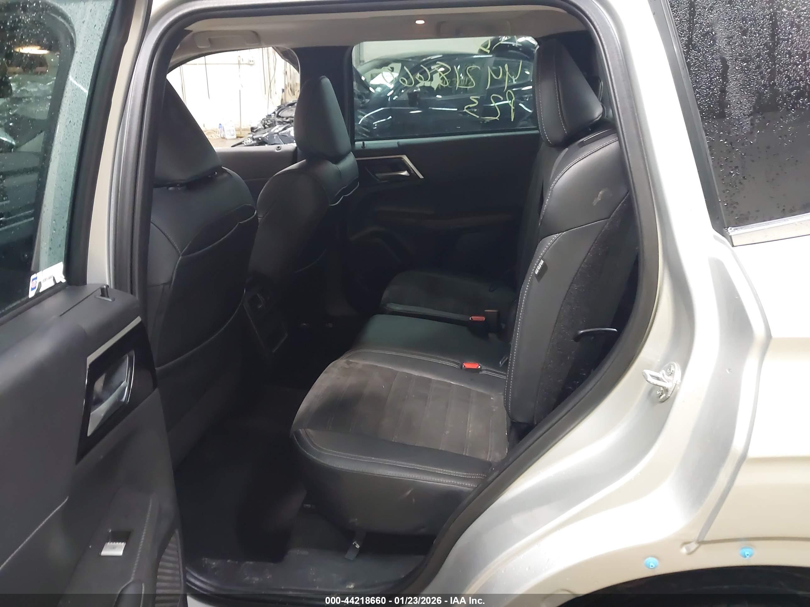 MITSUBISHI OUTLANDER image 8