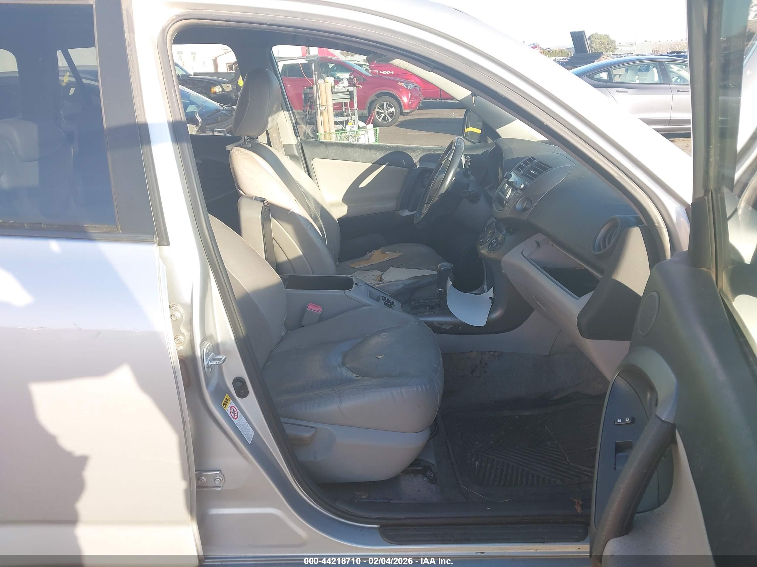 TOYOTA RAV4 image 5