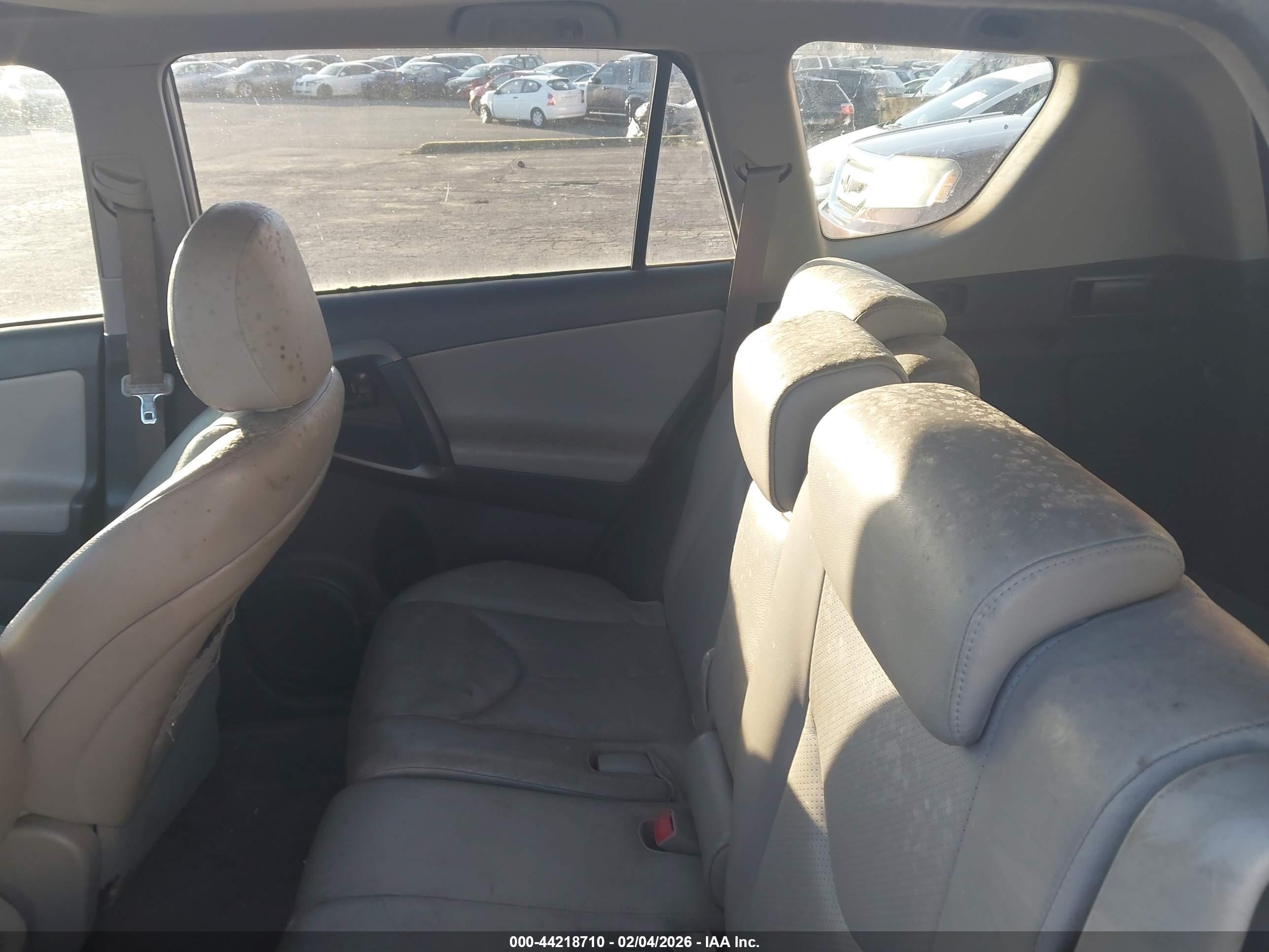 TOYOTA RAV4 image 6