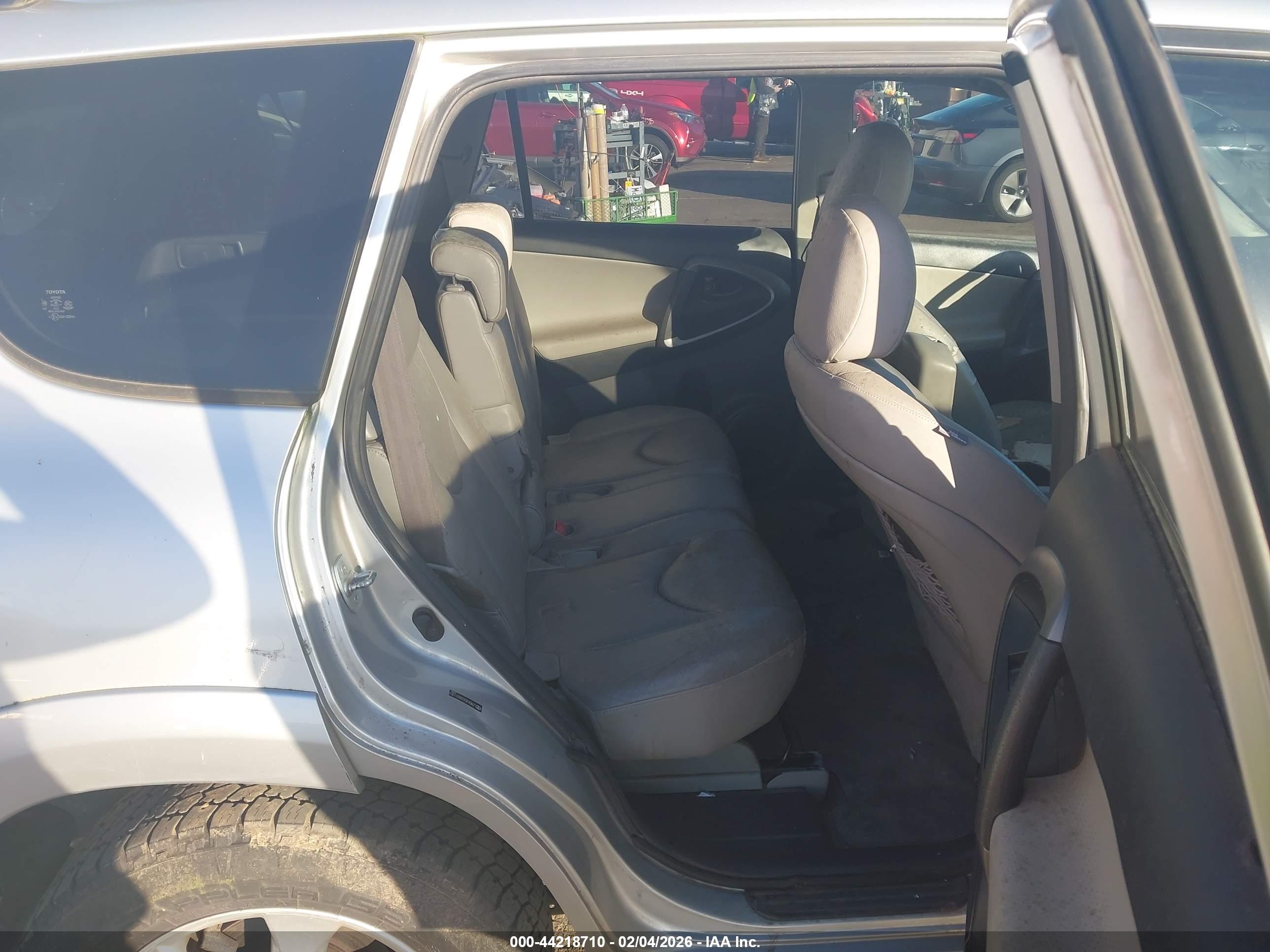 TOYOTA RAV4 image 8