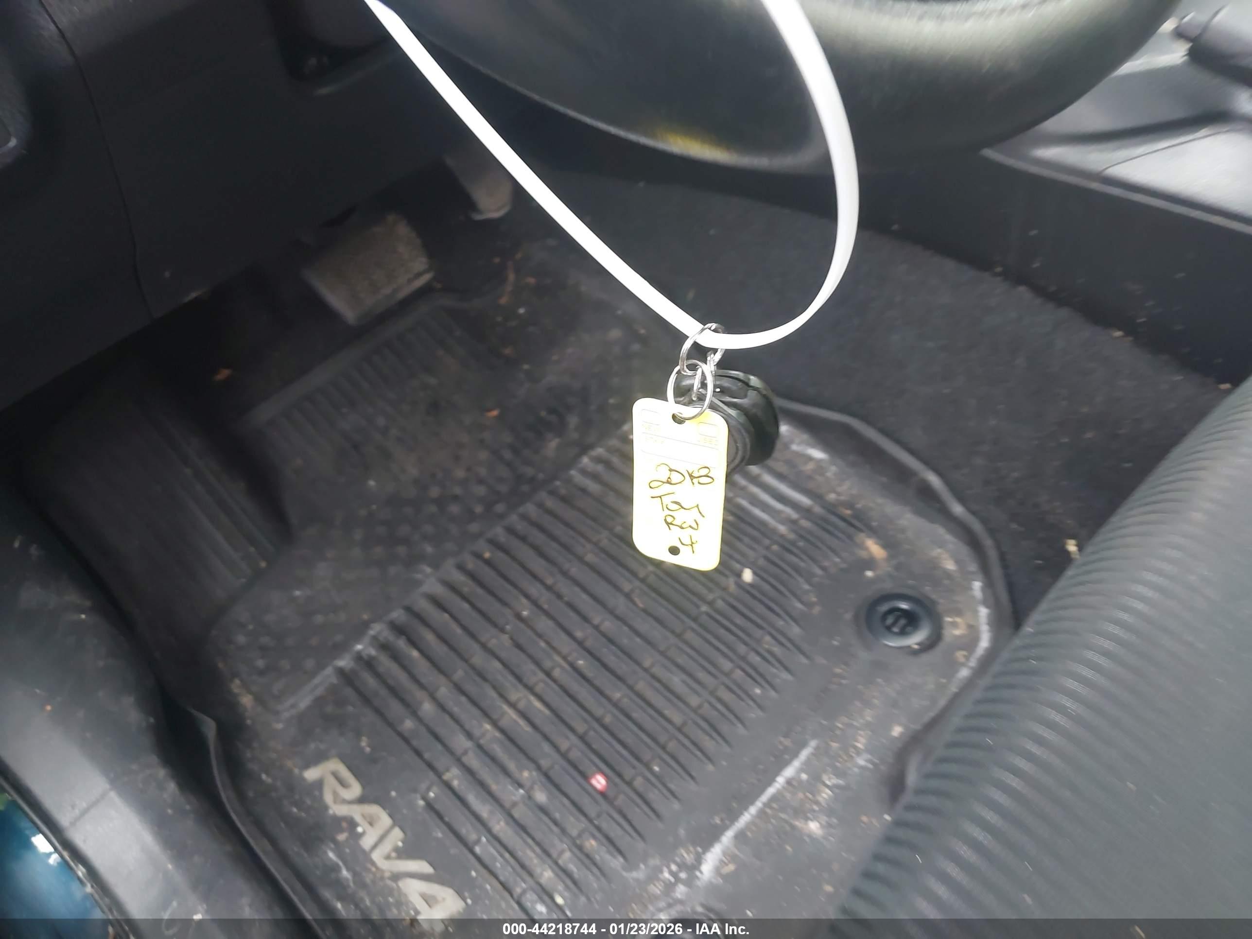TOYOTA RAV4 image 11