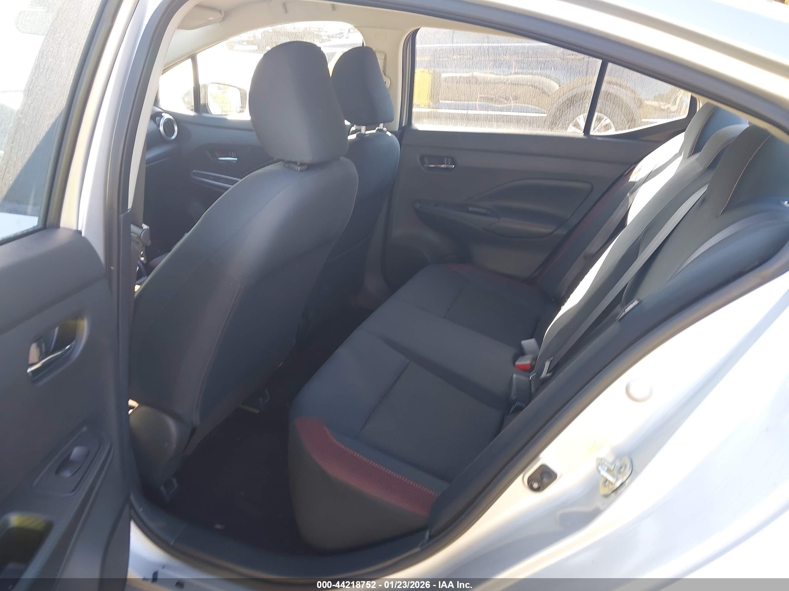 NISSAN VERSA image 8