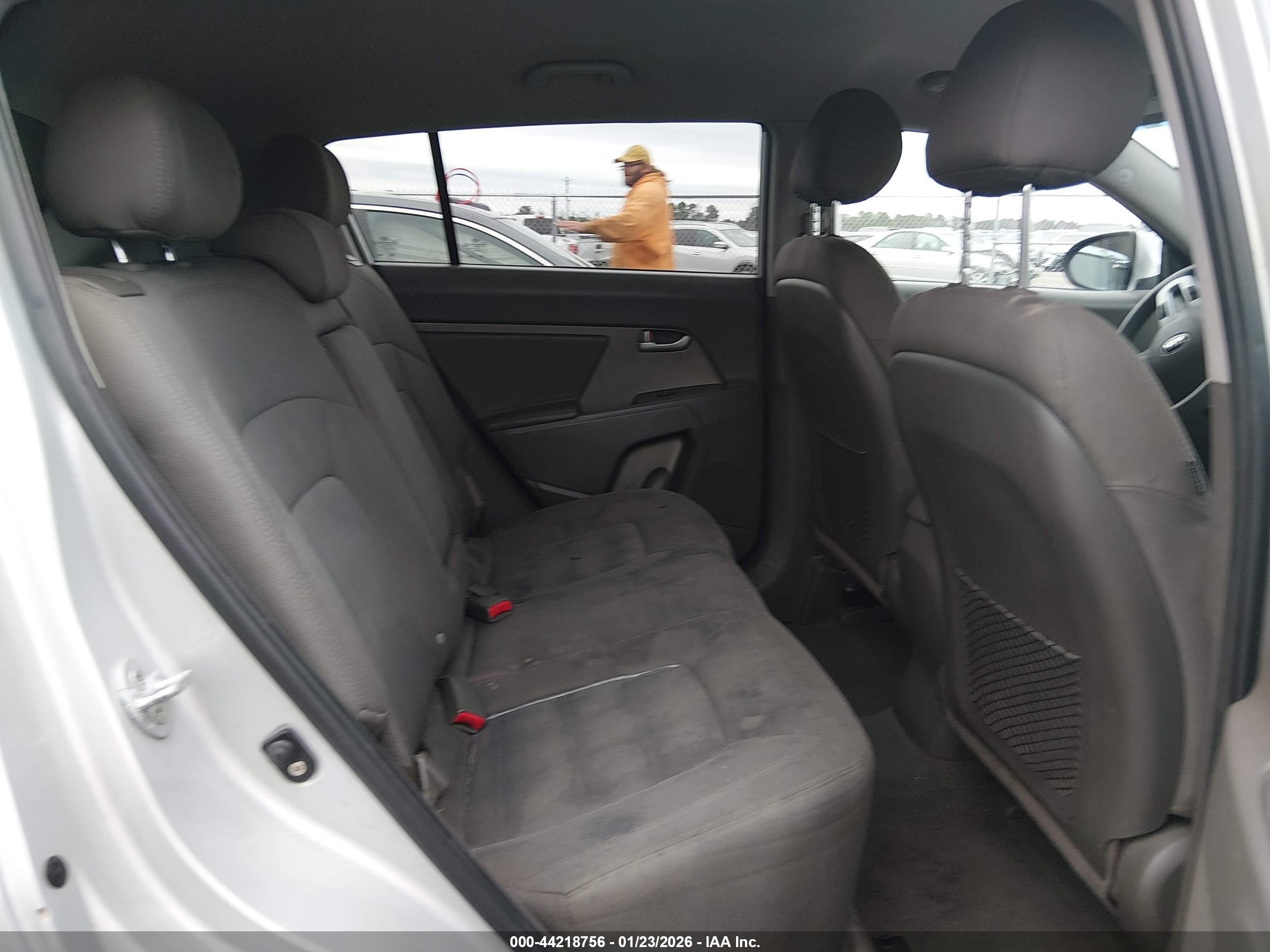 KIA SPORTAGE image 8