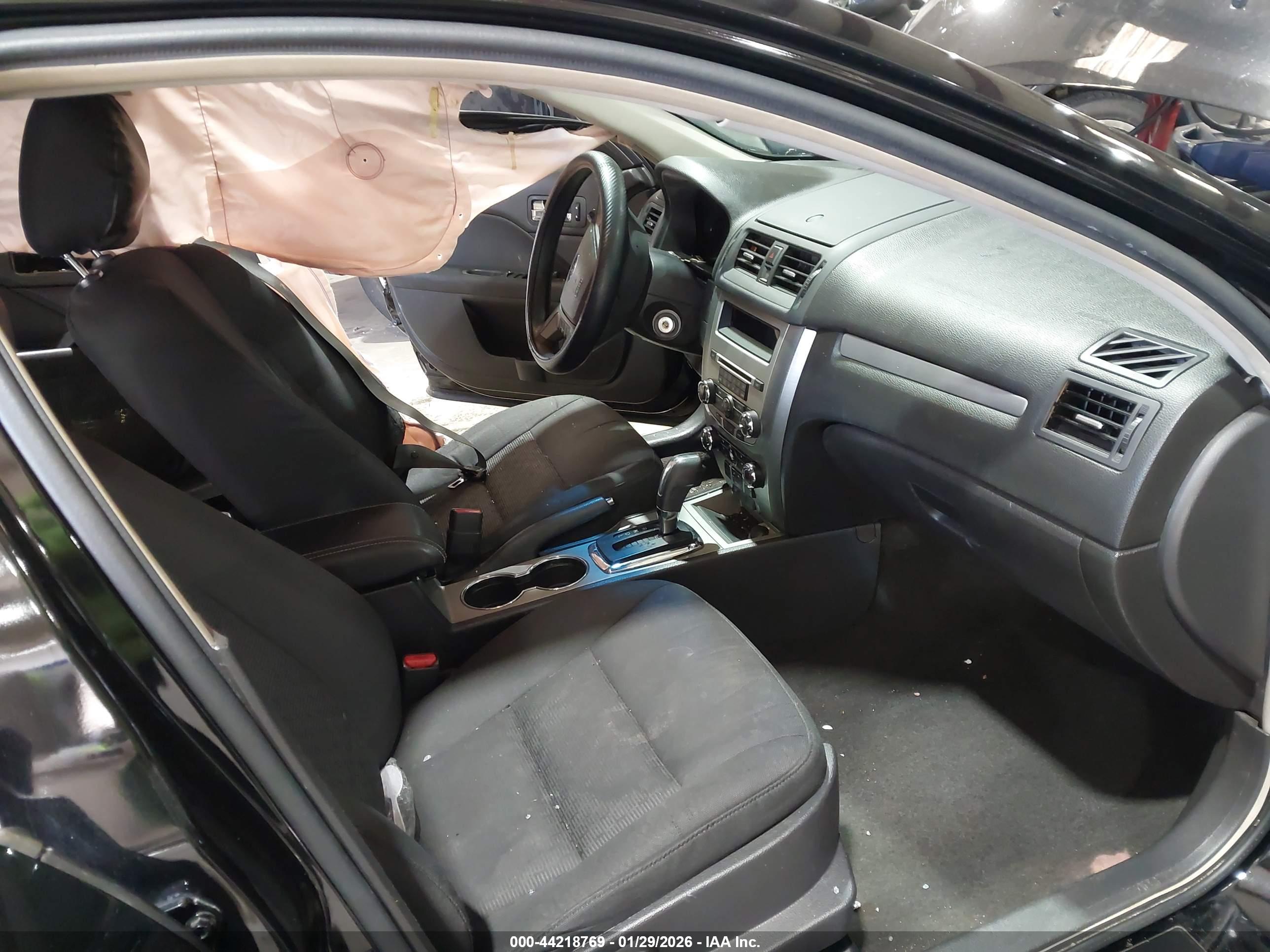 FORD FUSION image 5