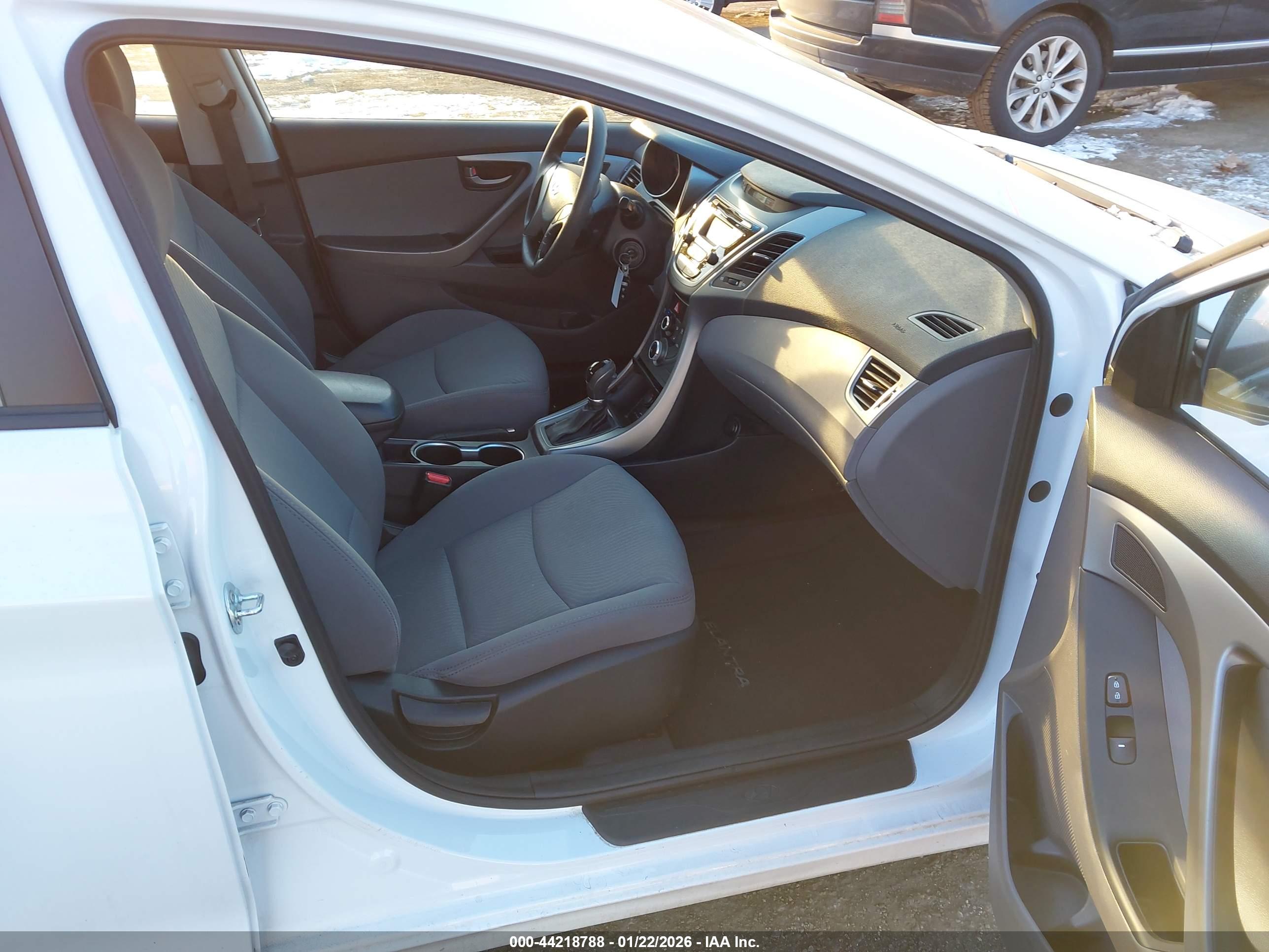 HYUNDAI ELANTRA image 5