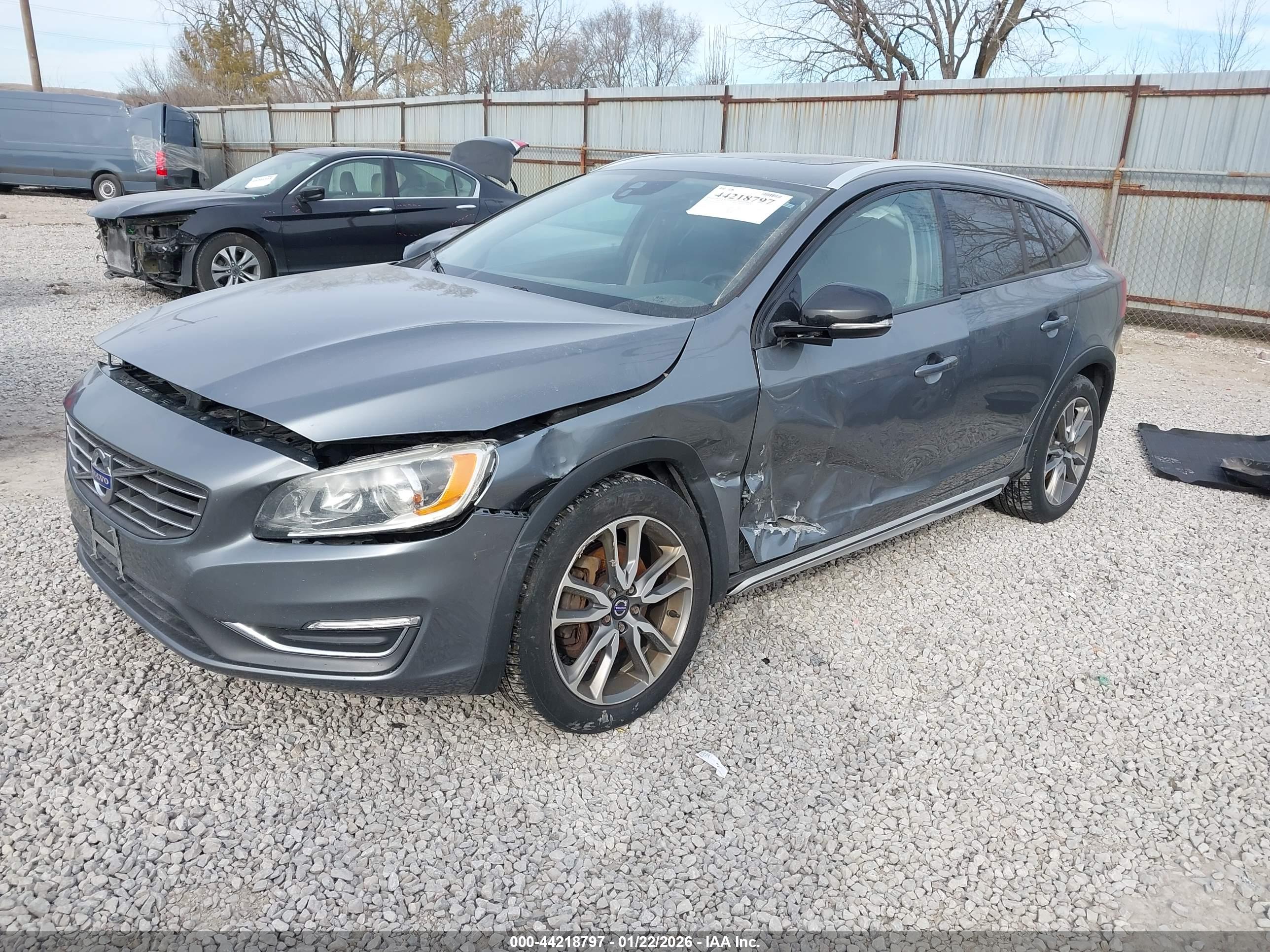 VOLVO V60 image 2