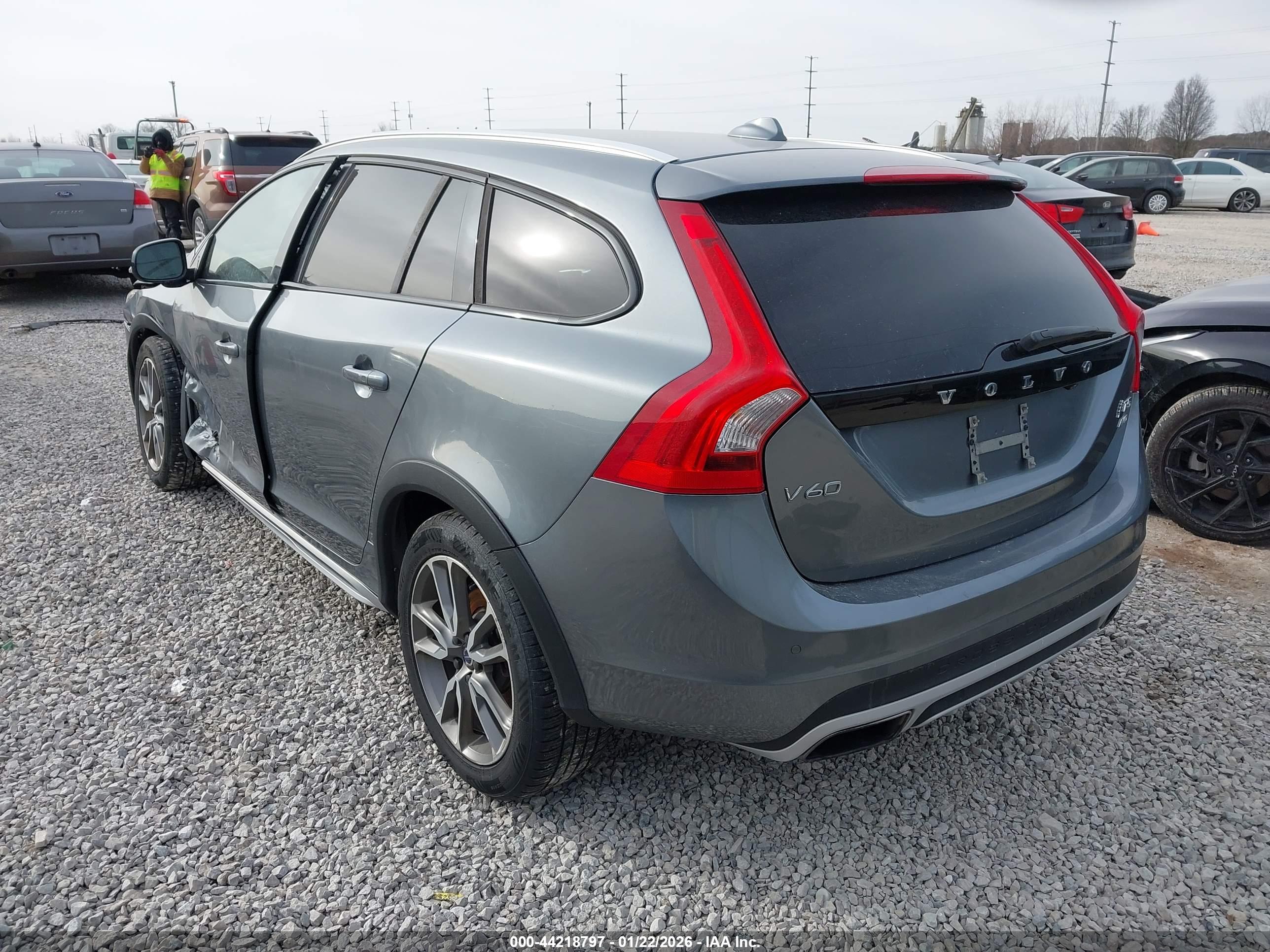 VOLVO V60 image 3
